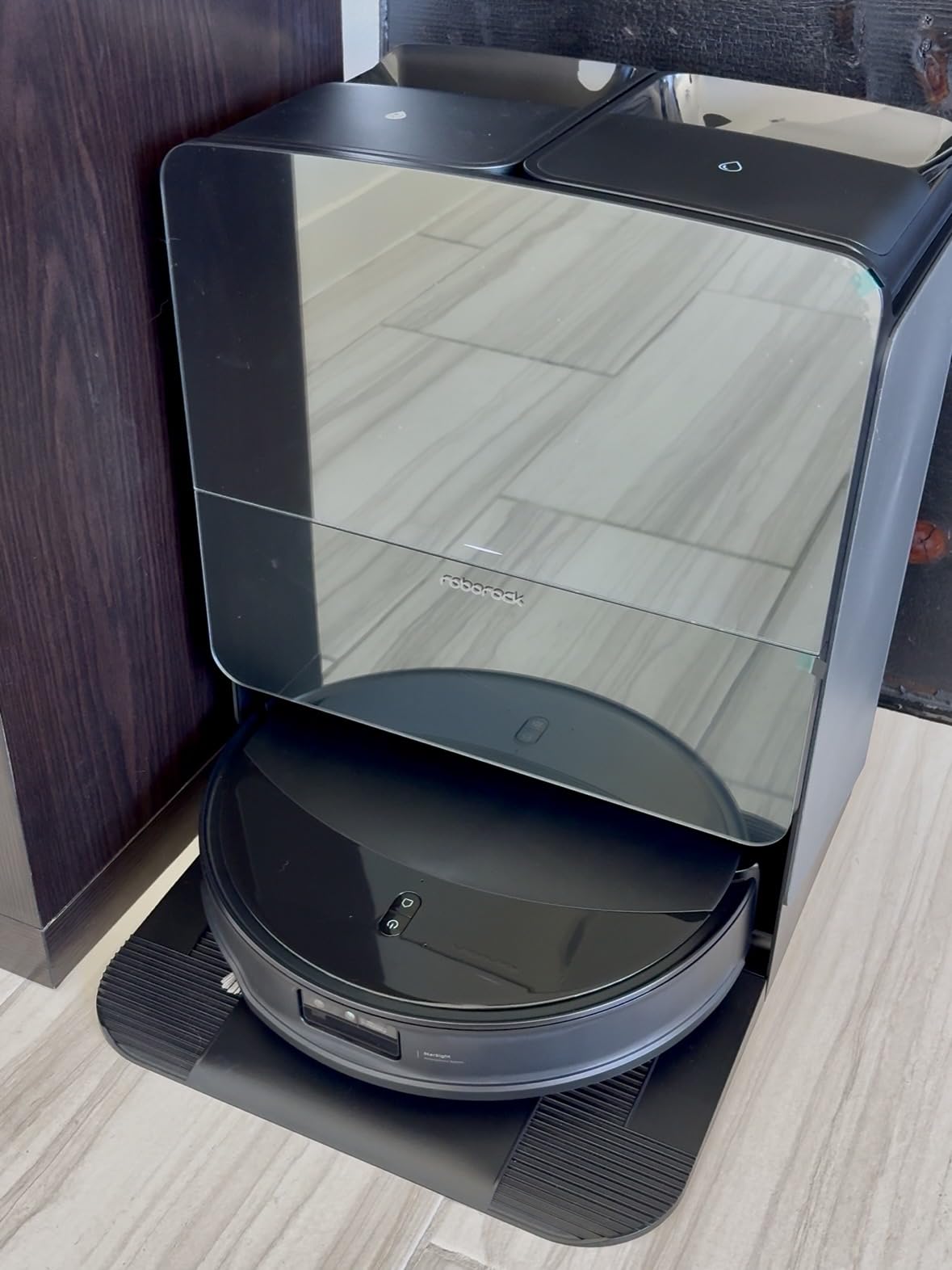 Saros 10R Robot Vacuum and Mop, 22,000 Pa Suction, Zero-Tangling, 3.14'' Ultra Slim, FlexiArm Riser Technology for Carpet & Floor, Corner & Edge Cleaning, Self-Emptying, Hot Air Drying, Black customer photo 2