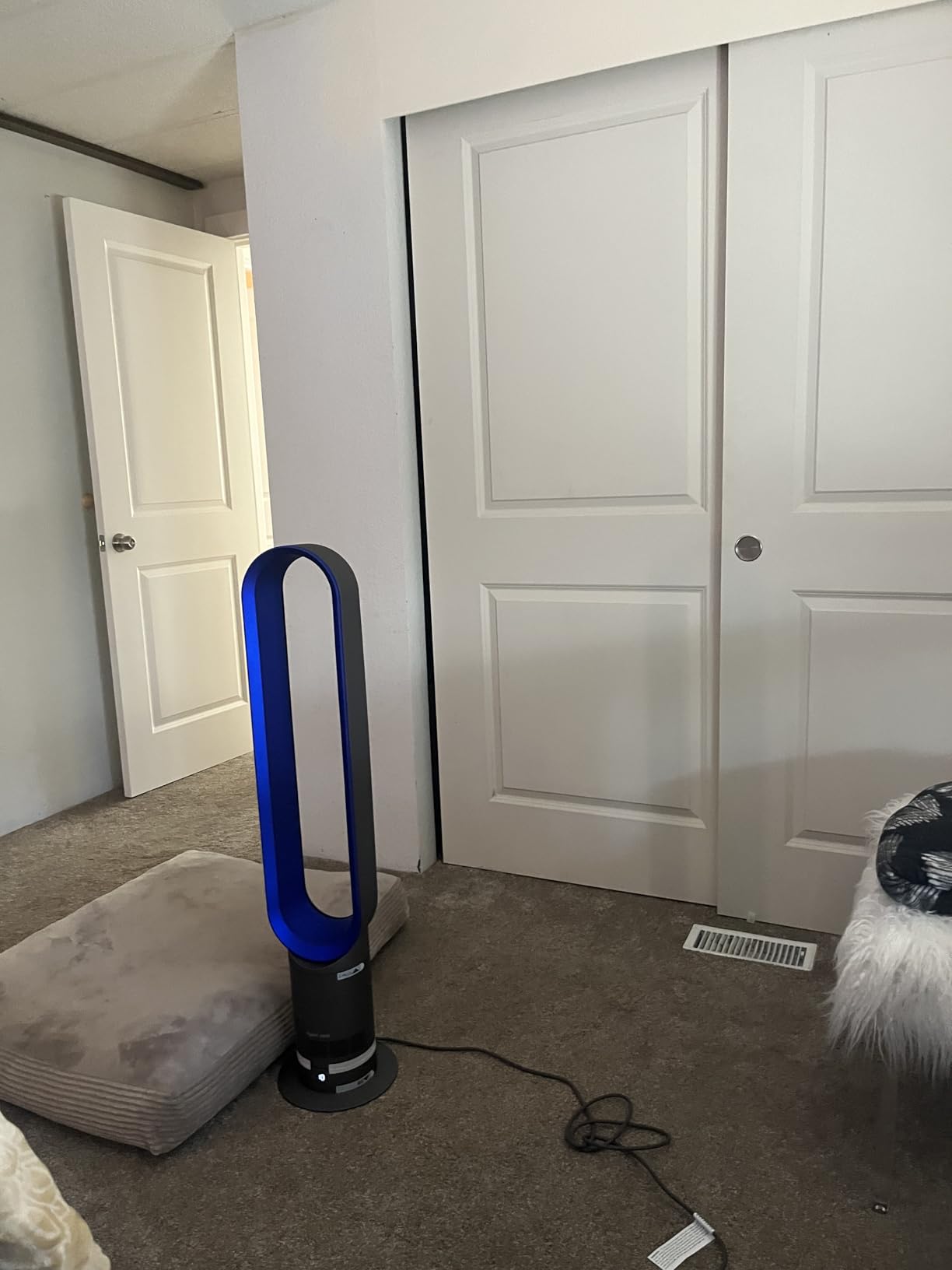 Dyson Cool AM07 Air Multiplier Bladeless Tower Fan, 70 degree oscillation, 10 levels (Iron/Blue) customer photo 1