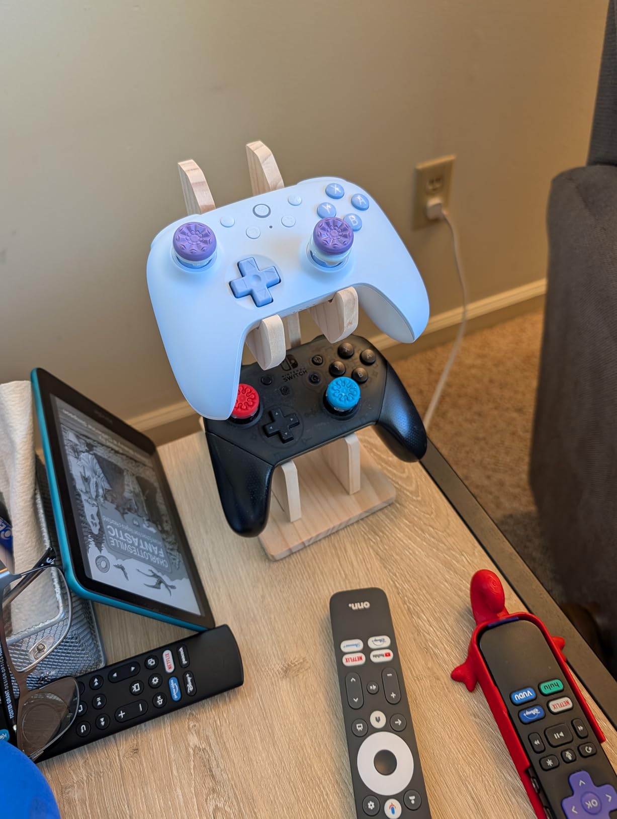 YIBEICO 1-Tier Game Controller Holder for Xbox Series X, Xbox, 360, Ps5, Ps4, Switch,Nintendo,Steam Controller, Desktop Computer Game Stand, Transparent Controller Display Stand (1-tier) customer photo 1