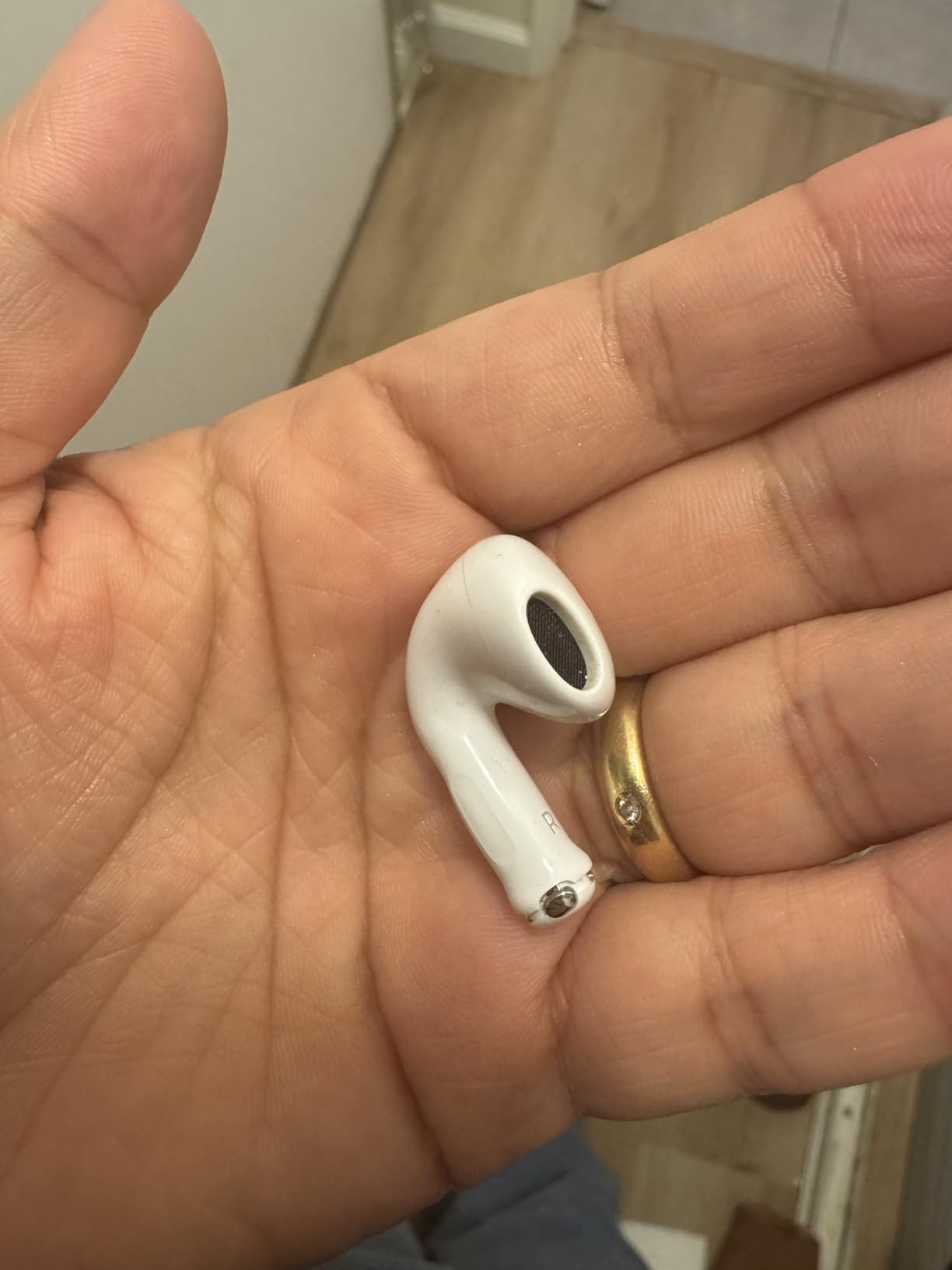 Apple AirPods 4 (Renewed) customer photo 2