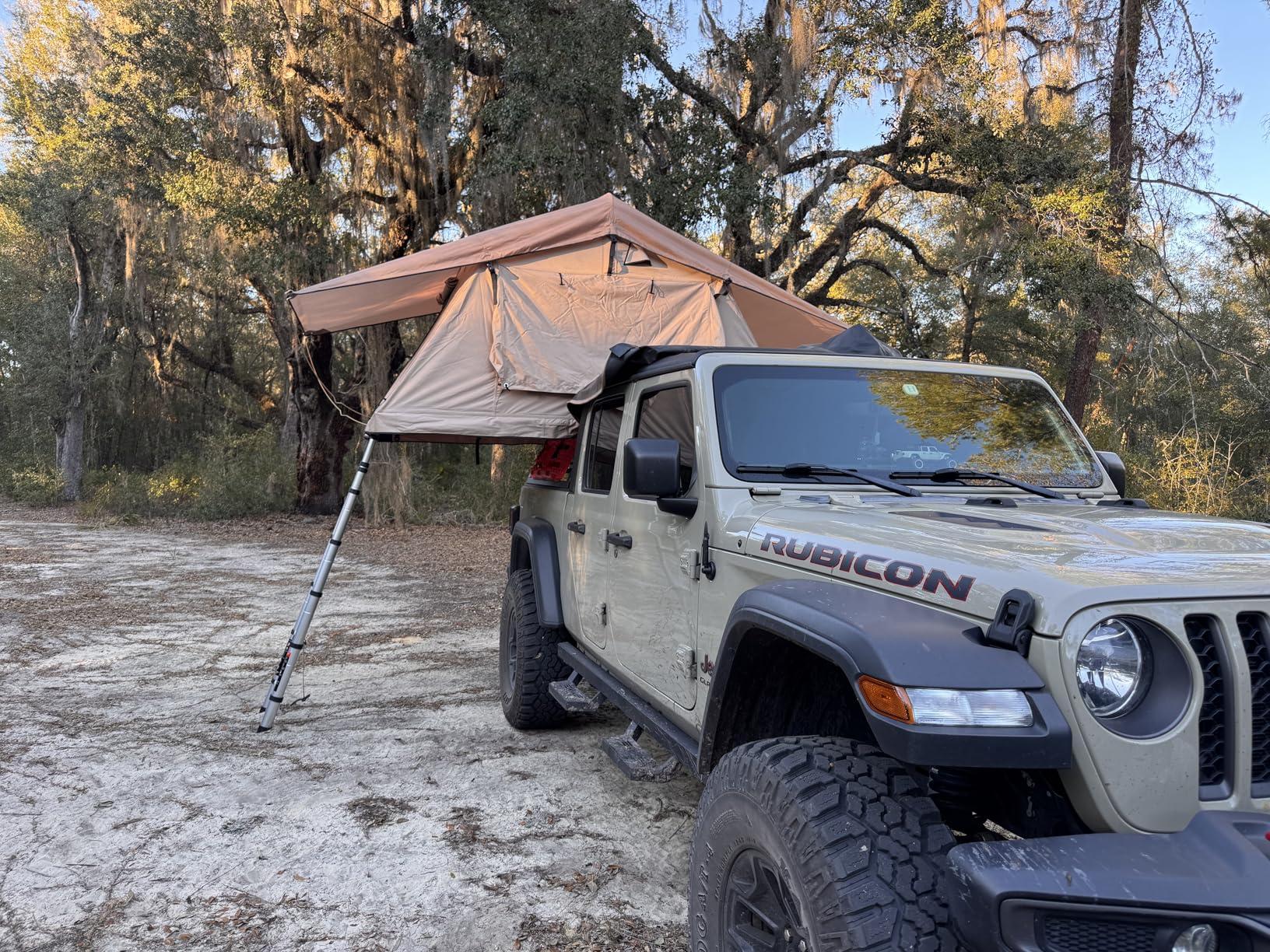 VEVOR Rooftop Tent Hard Shell, 2-3 Person Aluminum Roof Top Tent Hardshell with Tri-Color LED Light, Thick Mattress & 1 Window, Waterproof Windproof Overland Camping Car Roof Rack for Jeep SUV Pickup customer photo 1