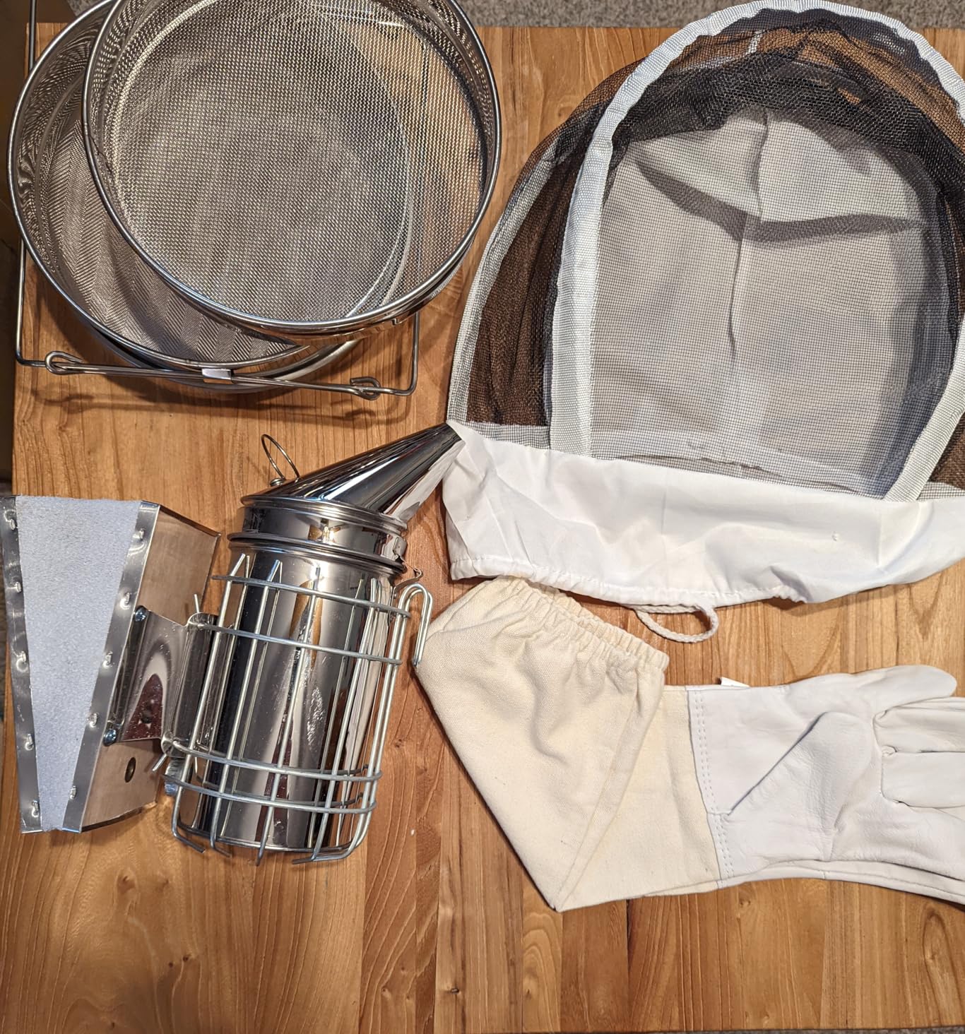 Tioncy Beekeeping Starter Kit, 28 Pcs All-in-One Bee Hive Tool Set with Smoker, Veil and Honey Strainer, Beginner Friendly Tools for Easy Hive Management customer photo 2