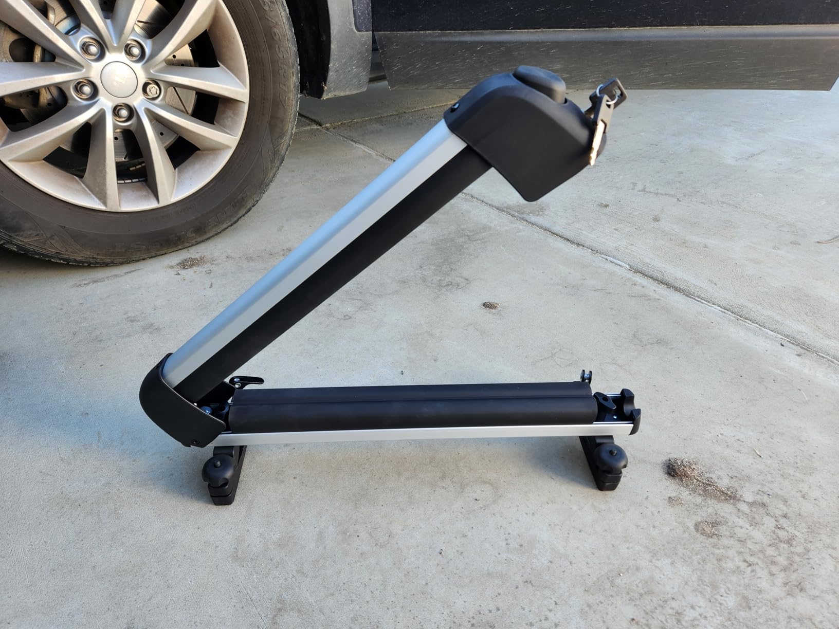 24.3 Inch Ski and Snowboard Rack for Car Roof, with TPV Rubber Padding and Lock, Fit 4 Pairs of Skis or 4 Snowboards, Mounting System Fits for Square/Round/Aero/Oval Cross Bars, Silver customer photo 1