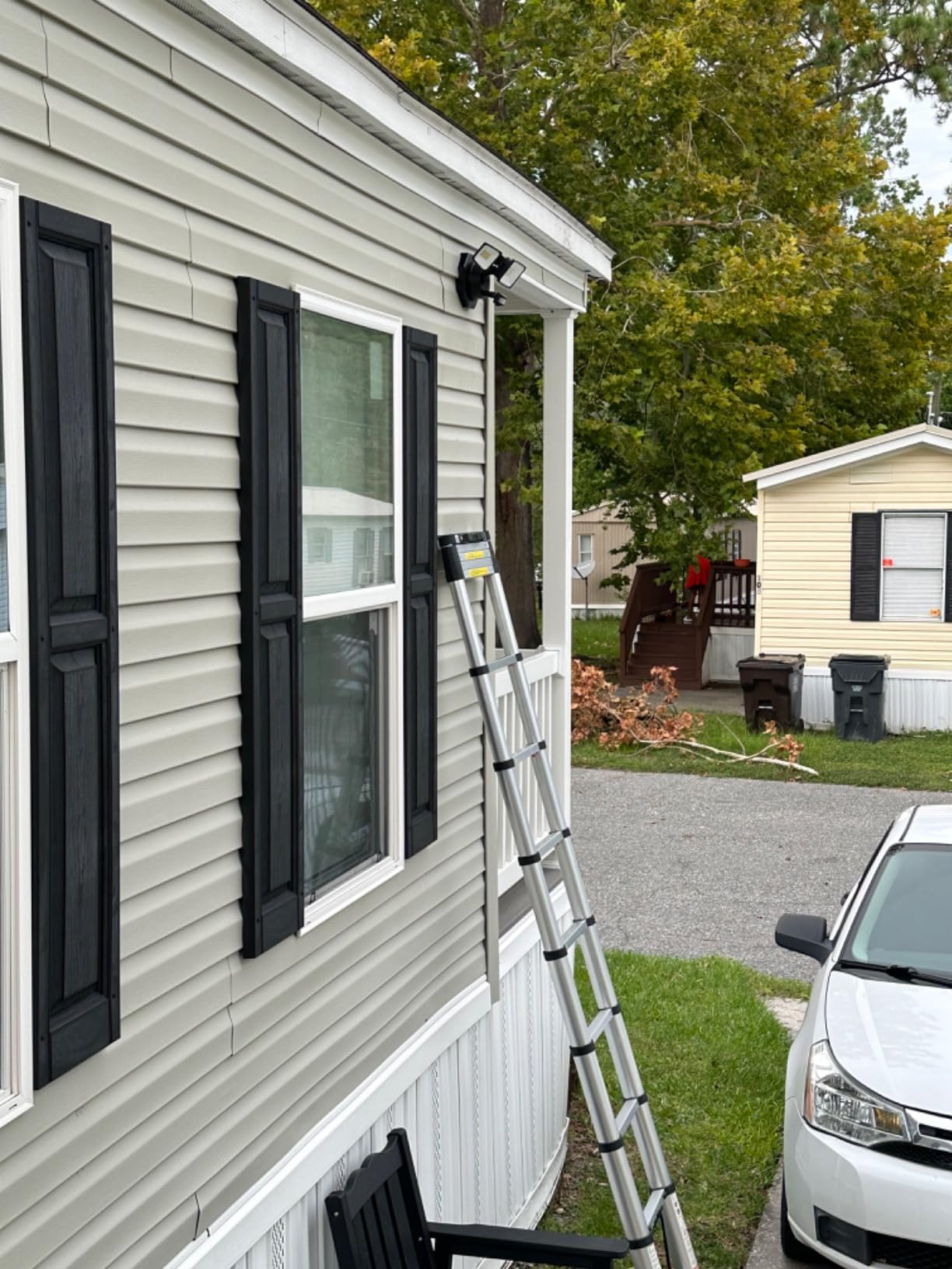 VEVOR Telescoping Ladder, 8.5FT Aluminum Lightweight Extension Ladder, One-Button Retraction Collapsible Ladder, 375 LBS Capacity with Non-Slip Feet, Portable Compact Ladders for Home, RV, Loft customer photo 1