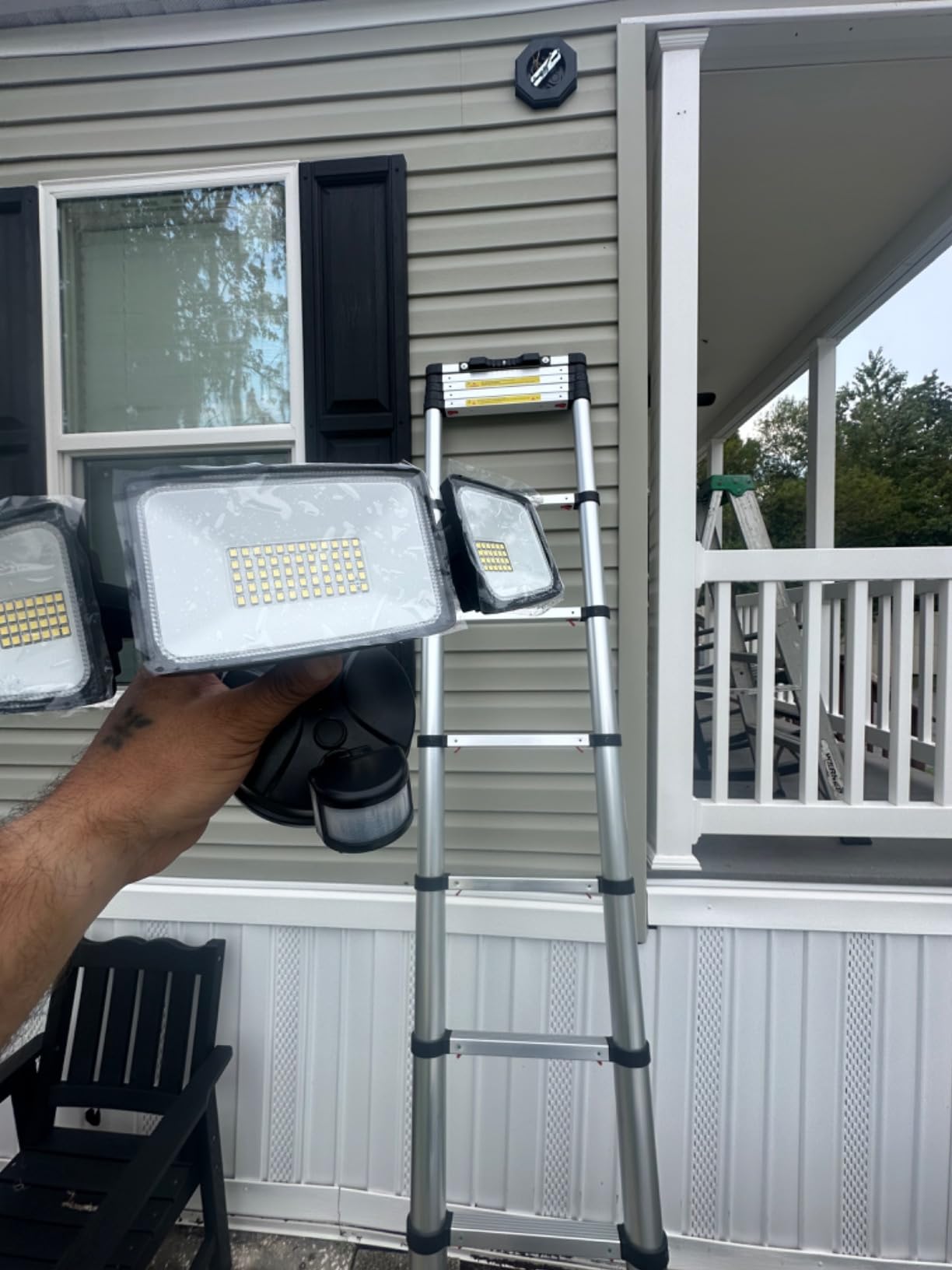 VEVOR Telescoping Ladder, 8.5FT Aluminum Lightweight Extension Ladder, One-Button Retraction Collapsible Ladder, 375 LBS Capacity with Non-Slip Feet, Portable Compact Ladders for Home, RV, Loft customer photo 2