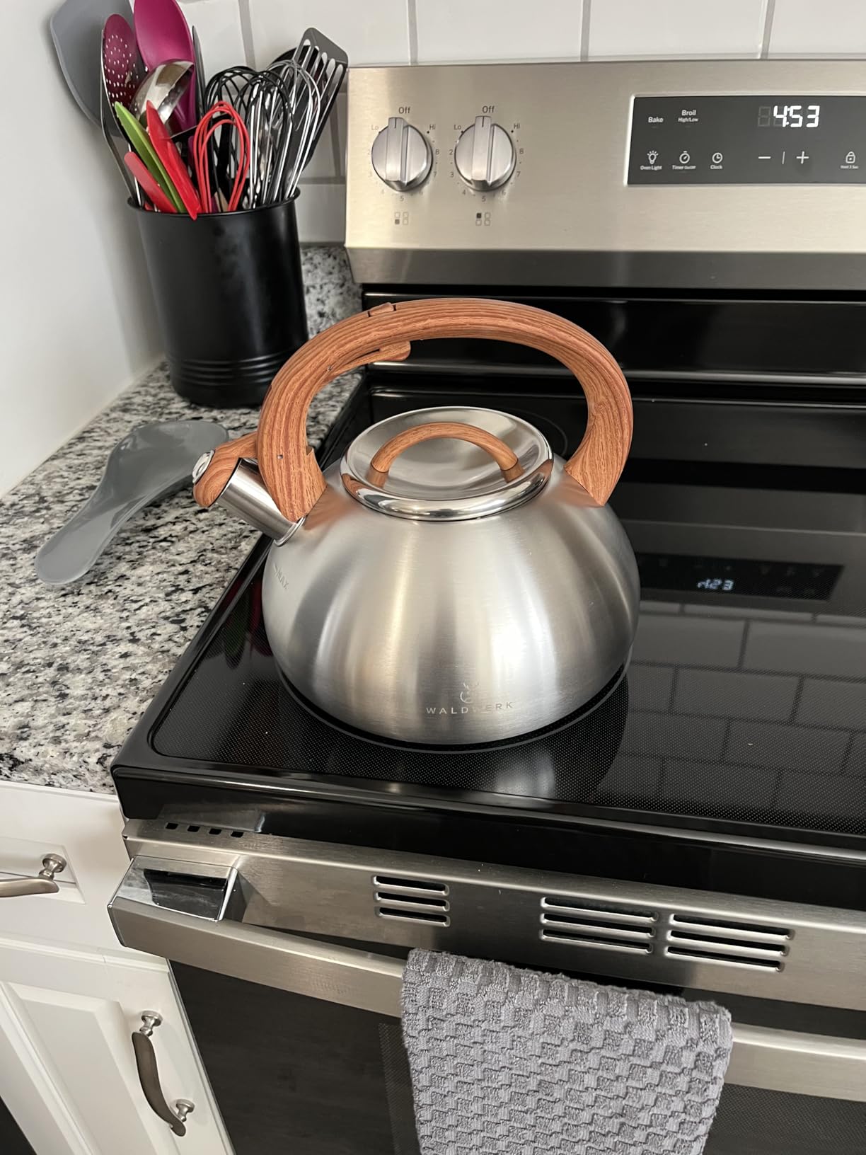 WALDWERK Tea Kettle Stovetop (2.4 Quart) - Teapot for Stovetop - also for Induction and Gas Stoves - Stainless Steel Tea Kettle - Whistling Tea Kettle for Stove Top customer photo 1