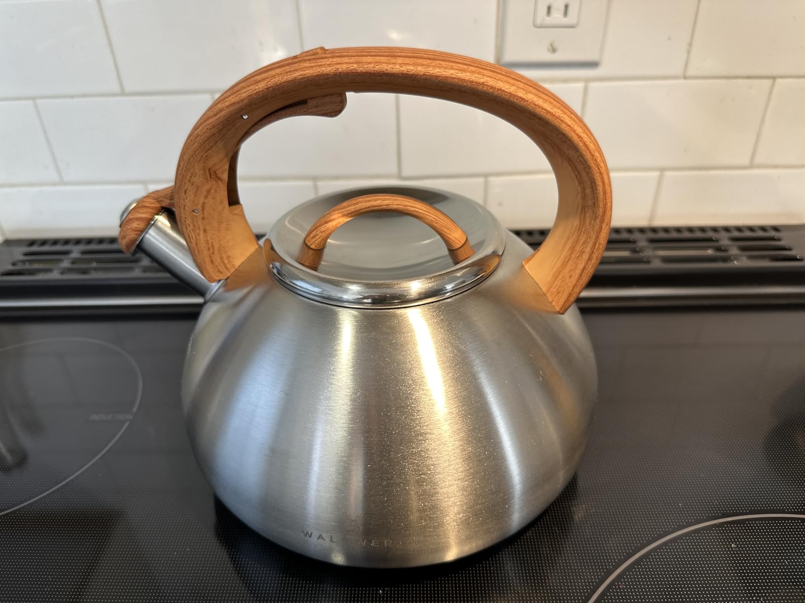 WALDWERK Tea Kettle Stovetop (2.4 Quart) - Teapot for Stovetop - also for Induction and Gas Stoves - Stainless Steel Tea Kettle - Whistling Tea Kettle for Stove Top customer photo 2