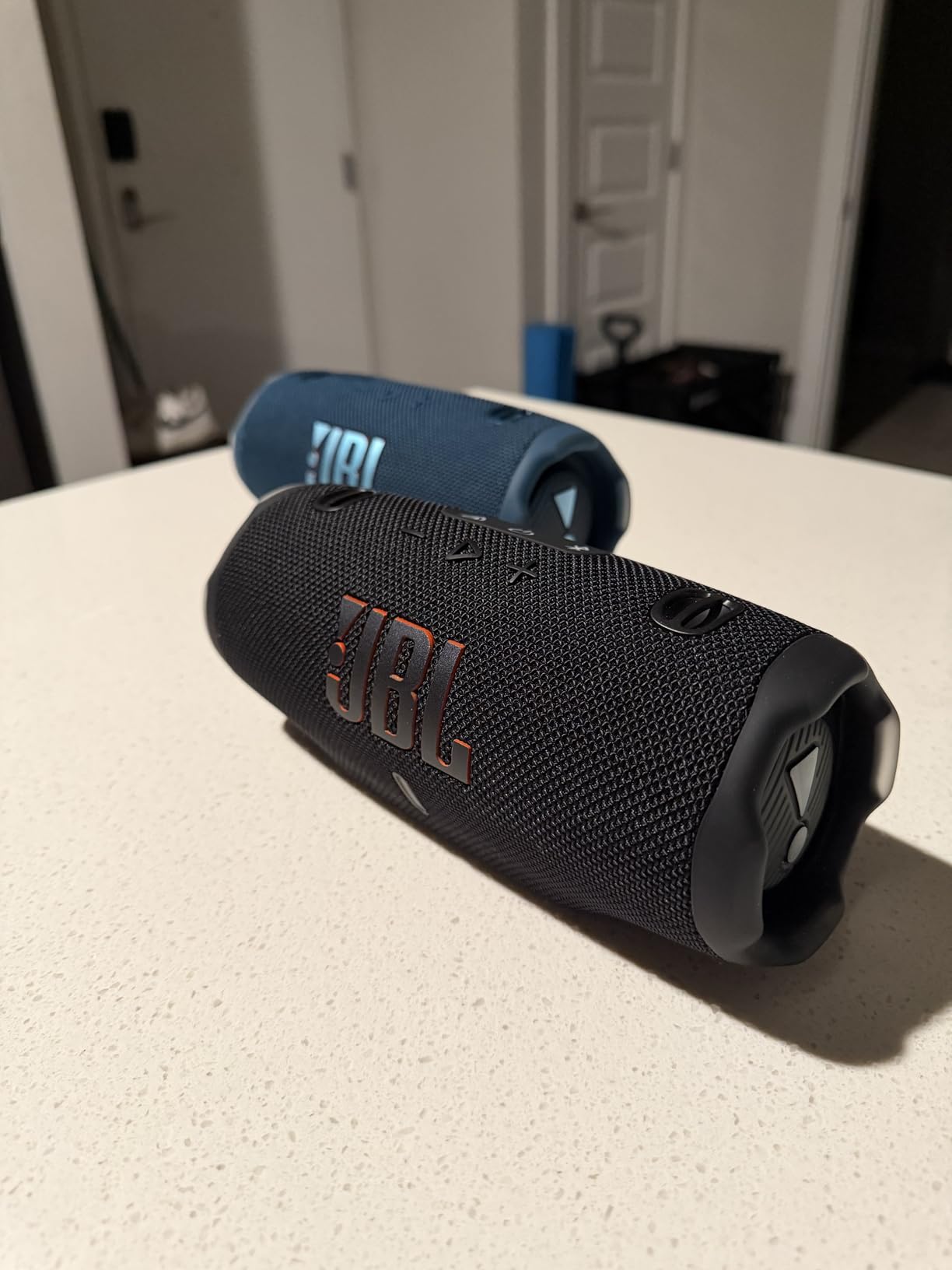 Charge 6 - Portable Waterproof & Drop-Proof Bluetooth Speaker, Bold JBL Pro Sound with AI Sound Boost, 28Hrs of Playtime, Built-in powerbank & Comes with a Sturdy/Removable Carrying Strap (Blue) customer photo 1