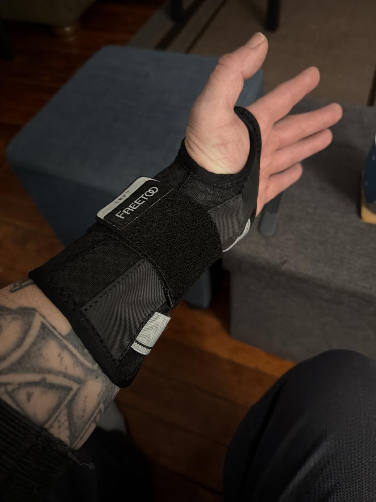 FREETOO Carpal Tunnel Wrist Brace Night Support Fit Right Hand for Work, Pain Relief Wrist Splint for Tendonitis, Sprain, Strain, Rigid Hand Brace for Arthritis for Women and Men (S/M, Black/Pink) customer photo 1