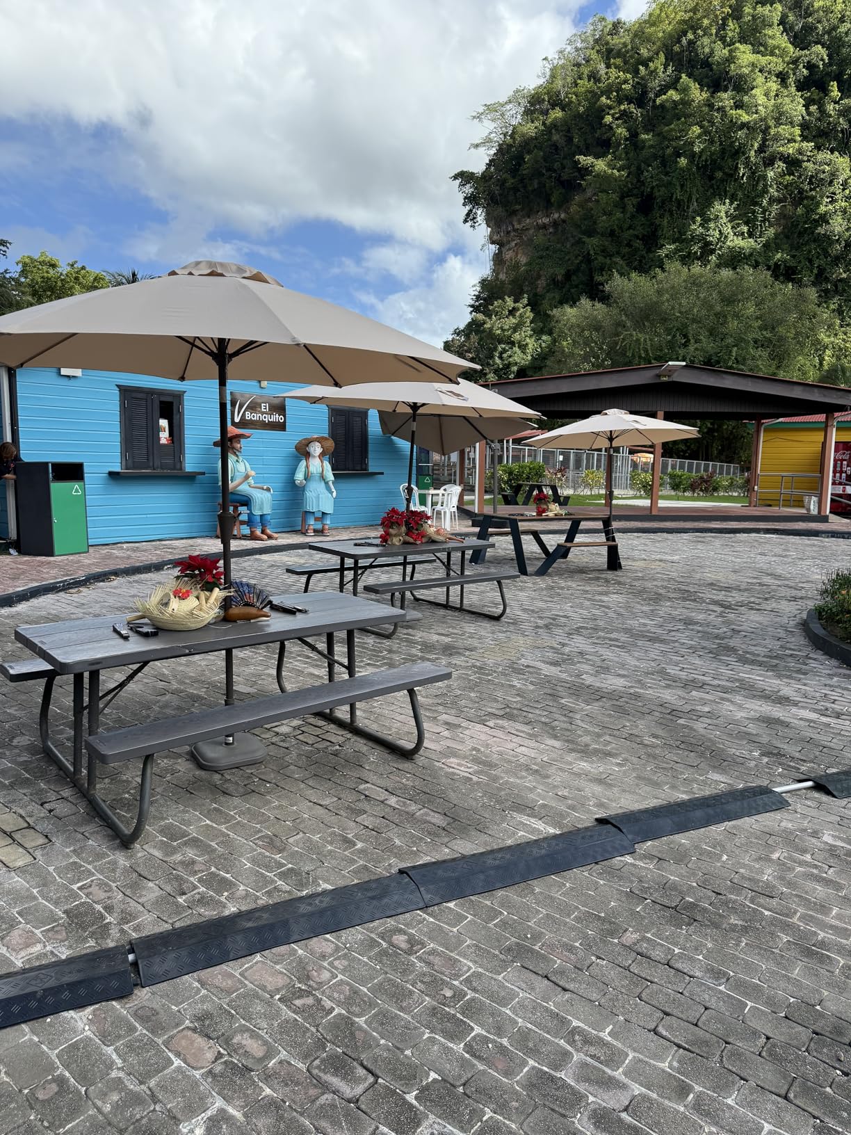 Ayge 9FT Large Outdoor Patio Umbrella Market Table Umbrella-UV Resistant, Easy Push Button Tilt and Crank, 8 Sturdy Fiberglass Ribs Heavy-Duty Pool Umbrella for Deck, Backyard, Garden, Beige customer photo 1