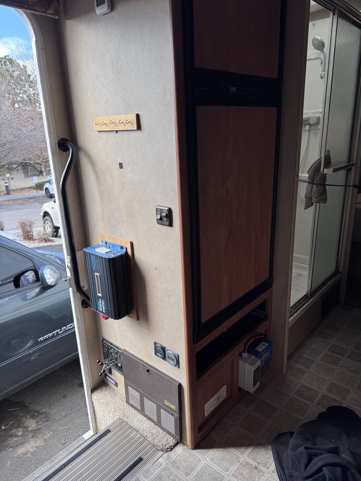 GIANDEL 2000 Watt Pure Sine Wave Power Inverter 12V DC to 120V AC,4100W Surge Peak Power,UL Listed GFCI Outlets,FCC Approved,USB-C36W,Remote with Battery Monitor for RVs,Campers,Off Grid Solar Setup customer photo 2