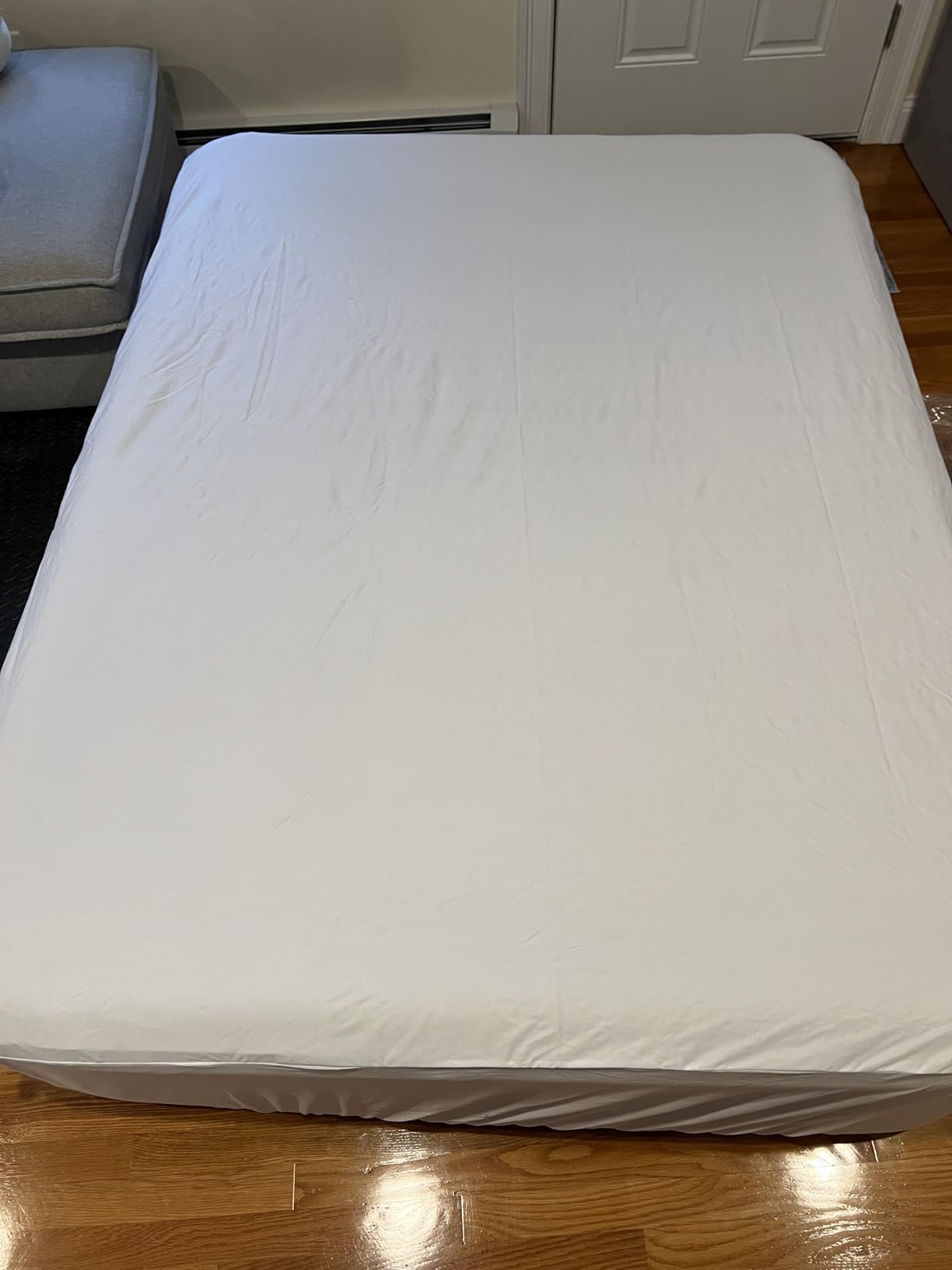 Amazon Basics Waterproof Mattress Protector, Bed Bug and Dust Mite Barrier, King, White customer photo 2