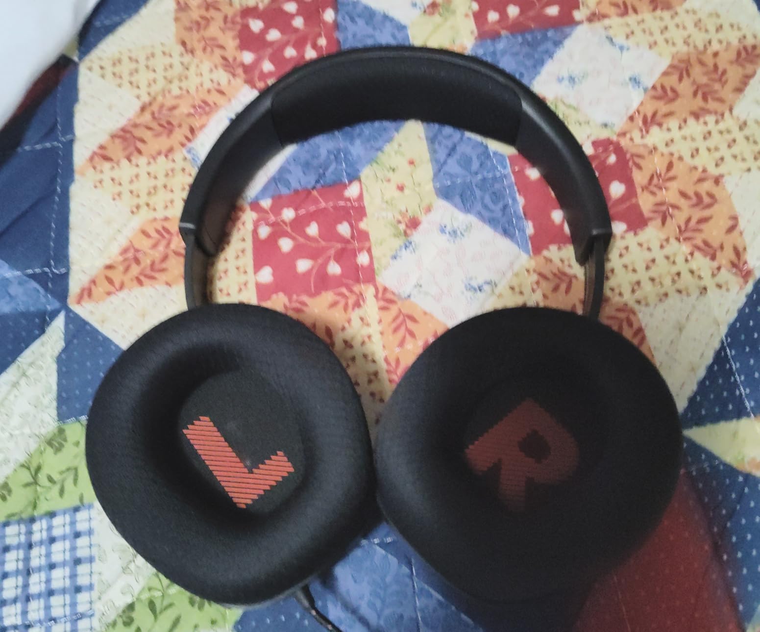 JBL Quantum 100M2 - Wired Over-Ear Gaming Headset with omnidirectional, Detachable mic with Mute Option and Fabric-Covered Memory Foam Ear Cushions, Compatible with All Platforms (White) customer photo 1