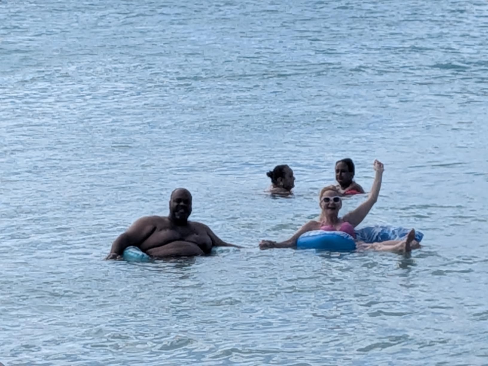 Jasonwell Inflatable Pool Float Chair - 2Pack Floating Pool Chair Lounge Floats for Swimming Pool Water Chair Pool Lounger with Cup Holder Pool Toy Party Floaties for Adults (BG-L) customer photo 1