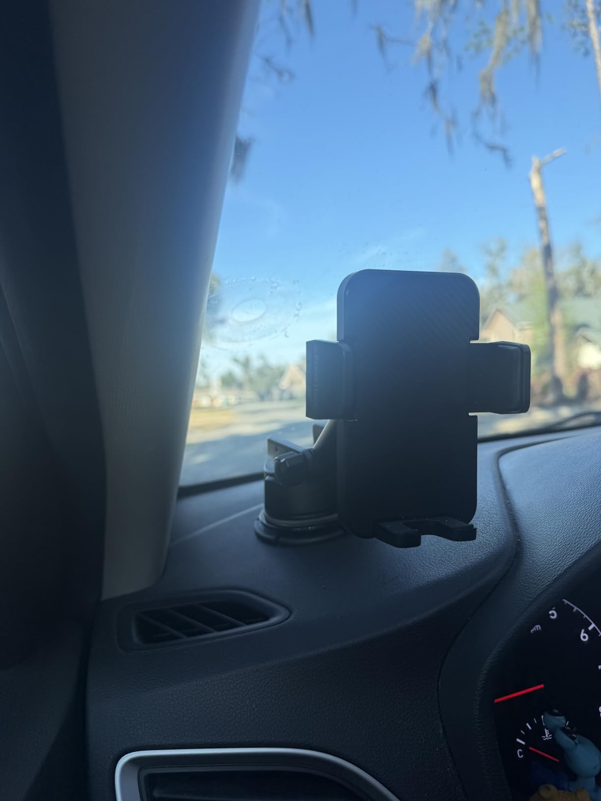 Qifutan Dash Mounted Holders Phone Holders for Your Car - Windshield Dashboard Air Vent Universal Desk Mounts customer photo 1