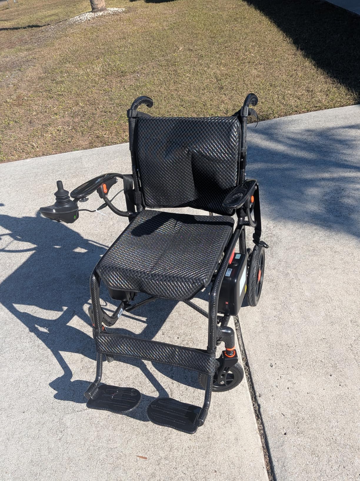 28lbs Ultralight 28 Miles Long Range 100% Carbon Fiber Travel Electric Wheelchairs for Adults, FreeWink Foldable Portable Electric Wheelchairs with 2 Lithium Batteries for All Terrain Airline Approved customer photo 2