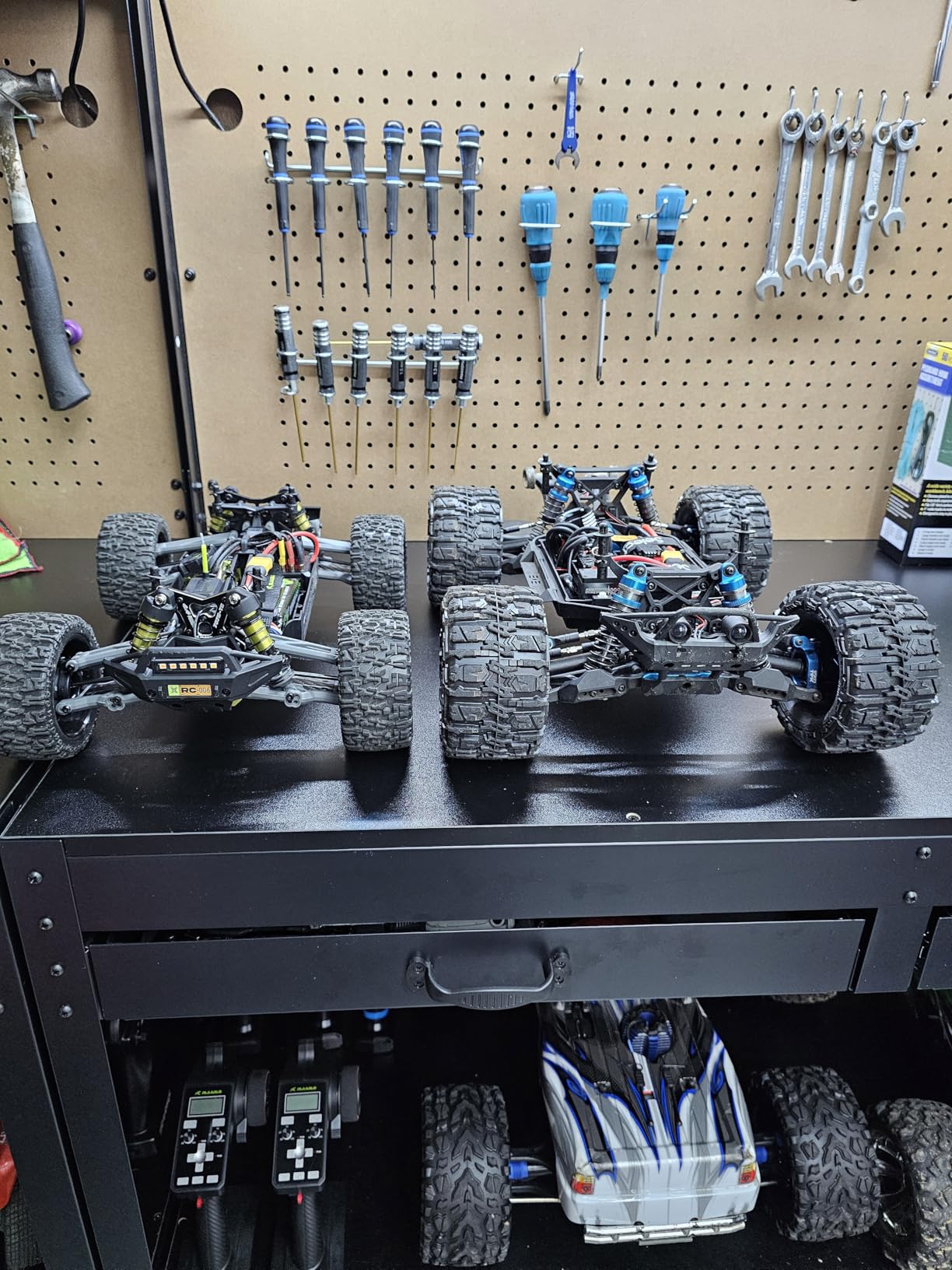 RIAARIO 1/10 Brushless RC Cars, Monster Truck, 50+ MPH, 4WD, Waterproof, Carbon Fiber, Black, Ages 8+ customer photo 2