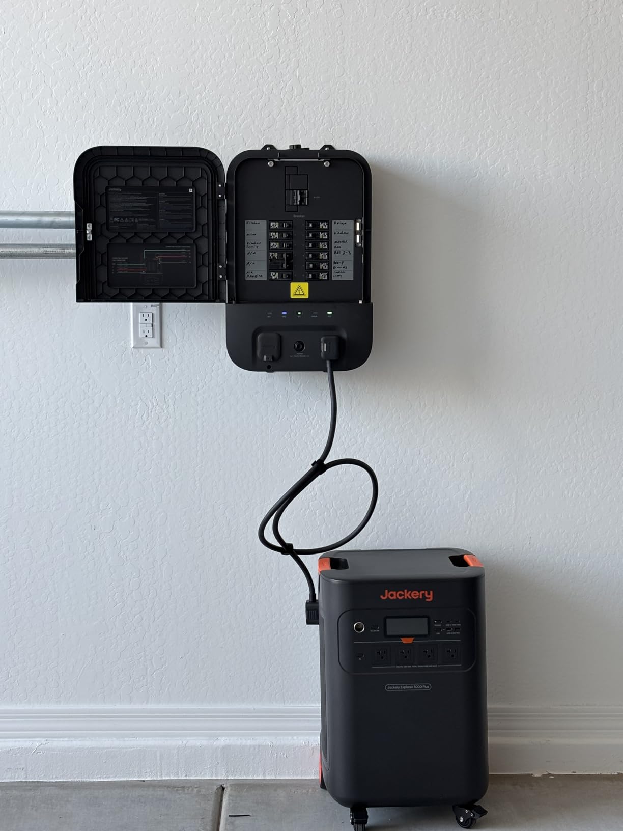 Jackery Solar Generator 5000 Plus with Smart Transfer Switch, 5040Wh LiFePO4 Power Station, 120V/240V 7200W AC Output, Whole-Home Backup, 0ms UPS for Home Use, Blackouts (Solar Panel Optional) customer photo 1