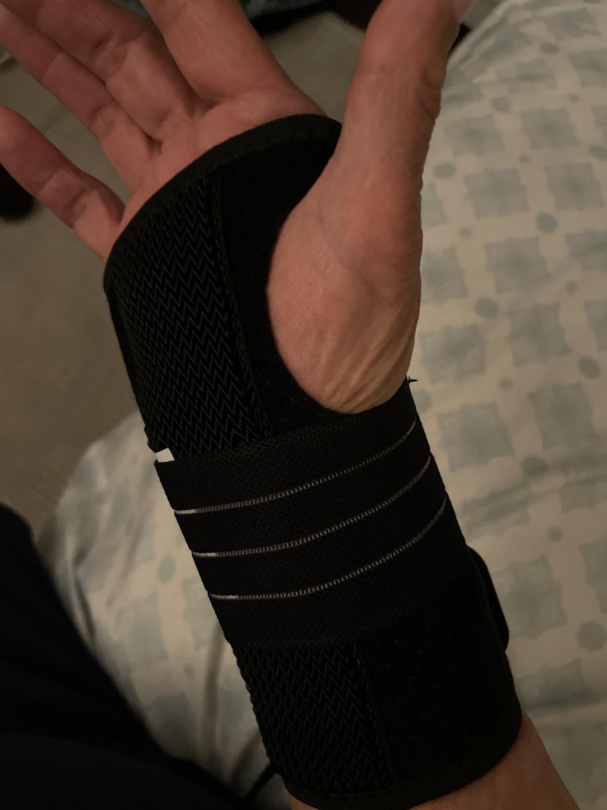 Carpal Tunnel Wrist Brace, Adjustable Night Wrist Support with 3 Metal Splints, Hand Brace for Men Women No Pressure on Thumb, Splint Stabilizer for Work, Arthritis (Right Hand, Gray, Medium) customer photo 1