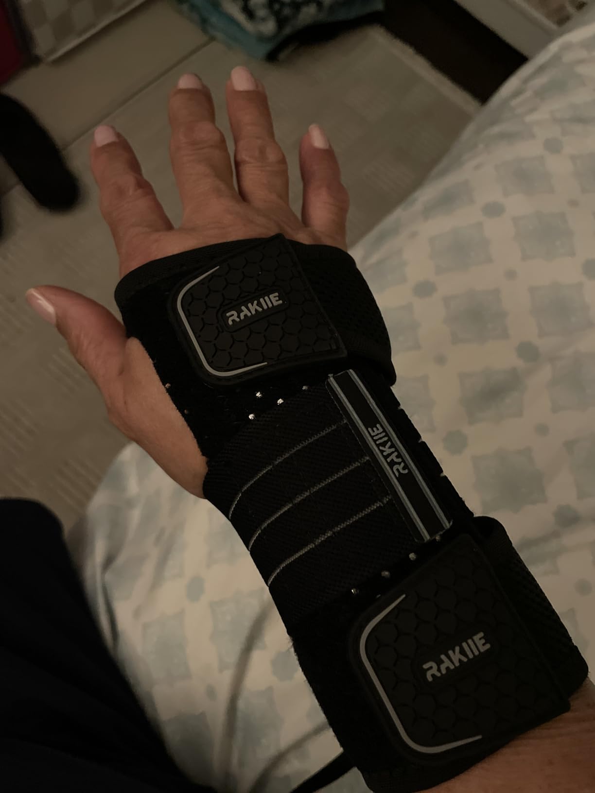 Carpal Tunnel Wrist Brace, Adjustable Night Wrist Support with 3 Metal Splints, Hand Brace for Men Women No Pressure on Thumb, Splint Stabilizer for Work, Arthritis (Right Hand, Gray, Medium) customer photo 2