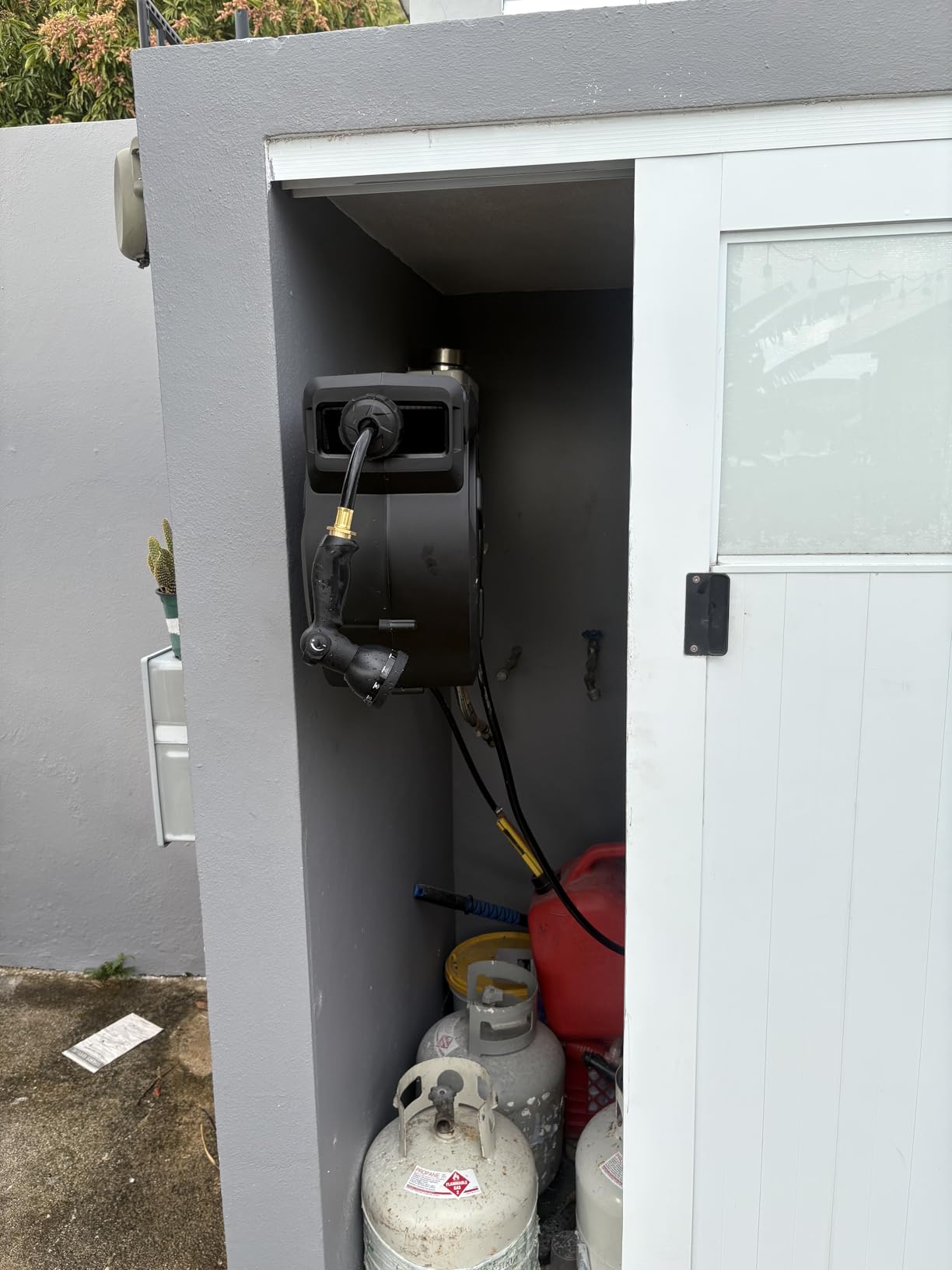 wikiwiki Retractable Garden Hose Reel 1/2 in x 100 ft, Heavy Duty Wall Mounted Hose Reel with 10-Function Sprayer Nozzle, Automatic Slow Return System/180 Degree Swivel Bracket/UV Resistant (Black) customer photo 1