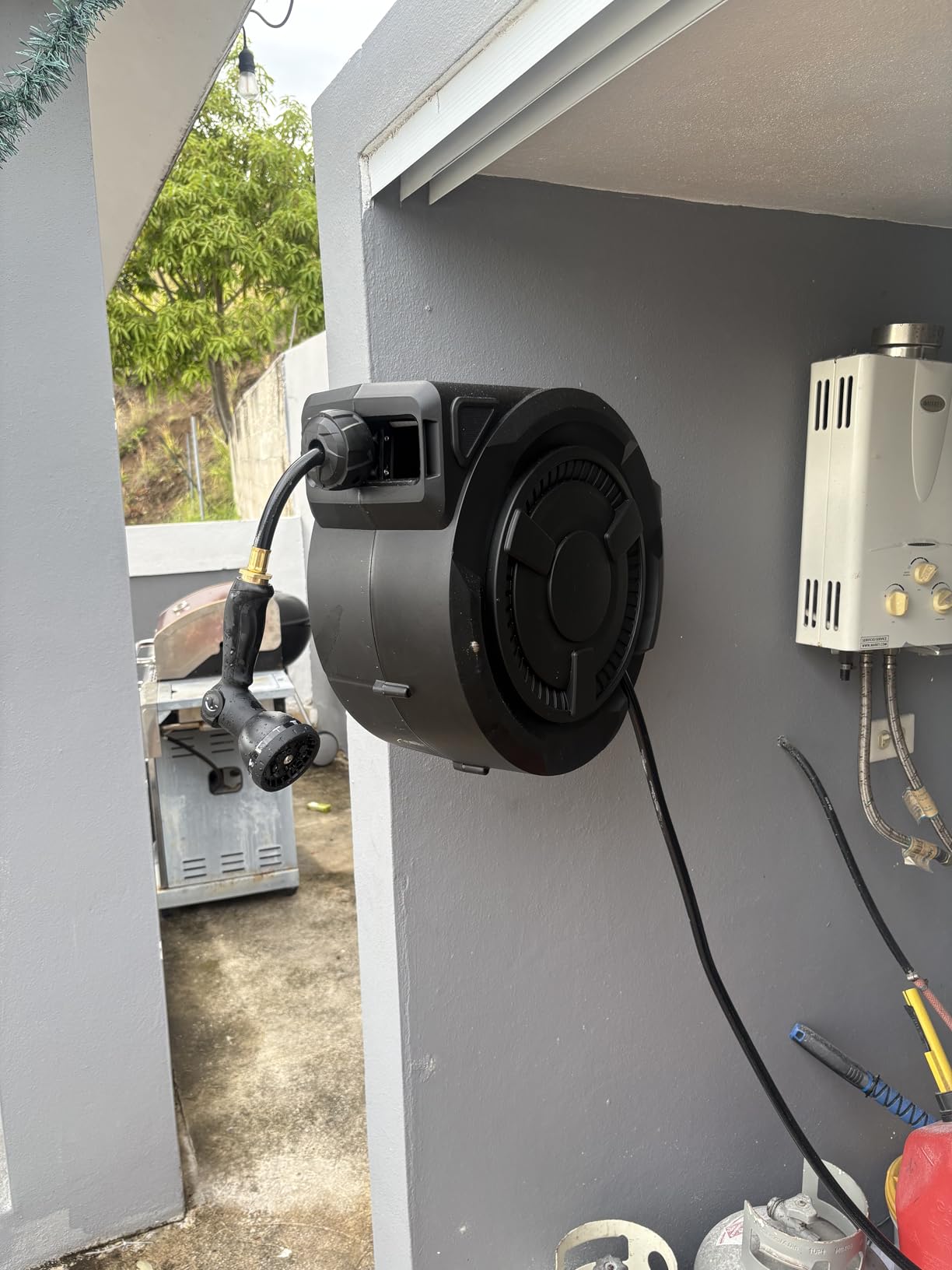 wikiwiki Retractable Garden Hose Reel 1/2 in x 100 ft, Heavy Duty Wall Mounted Hose Reel with 10-Function Sprayer Nozzle, Automatic Slow Return System/180 Degree Swivel Bracket/UV Resistant (Black) customer photo 2