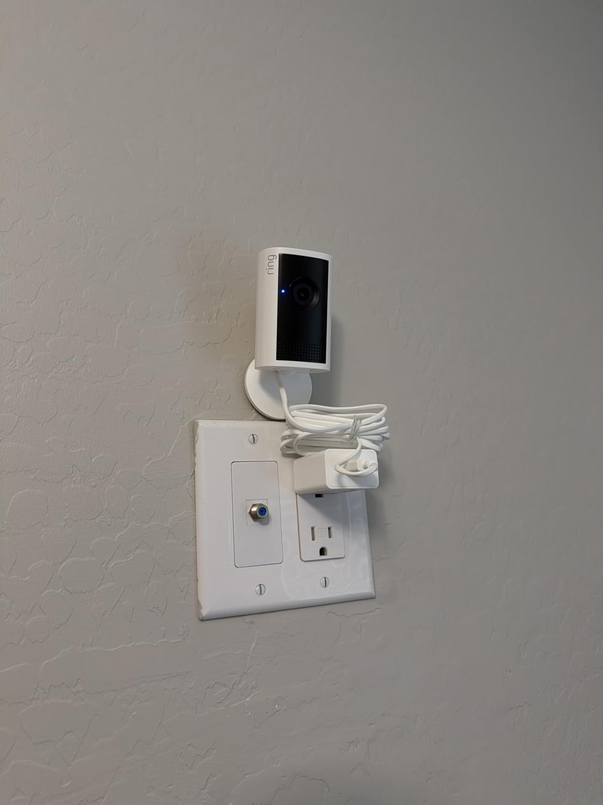 Ring Indoor Cam Plus (newest model), Home or business security, Retinal 2K for crisp, true-to-life video quality, 4x Enhanced Zoom, Low-Light Sight, White customer photo 2