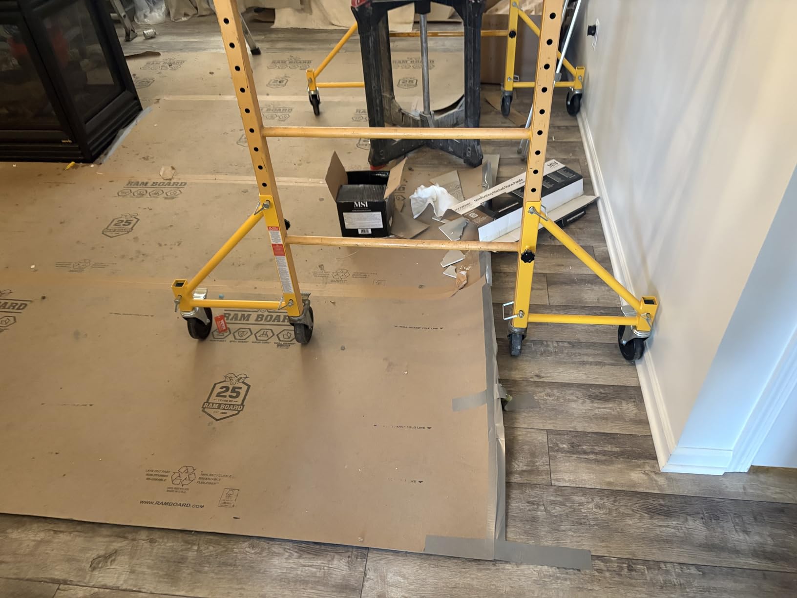 VEVOR 4-Pack Scaffold Outriggers, 1000 lbs Total Load Capacity Baker-Style Scaffolding Accessory with Swivel Casters, Carbon Steel Scaffold Wheel System with Rust Proof Galvanized Surface, Yellow customer photo 1