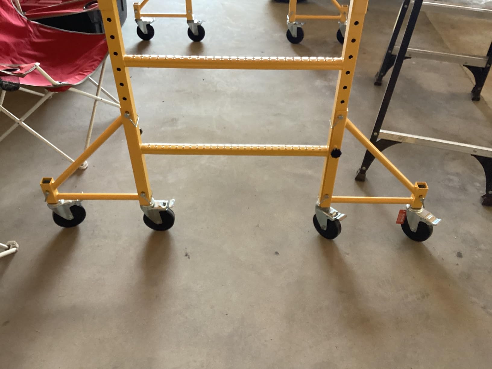 VEVOR 4-Pack Scaffold Outriggers, 1000 lbs Total Load Capacity Baker-Style Scaffolding Accessory with Swivel Casters, Carbon Steel Scaffold Wheel System with Rust Proof Galvanized Surface, Yellow customer photo 2