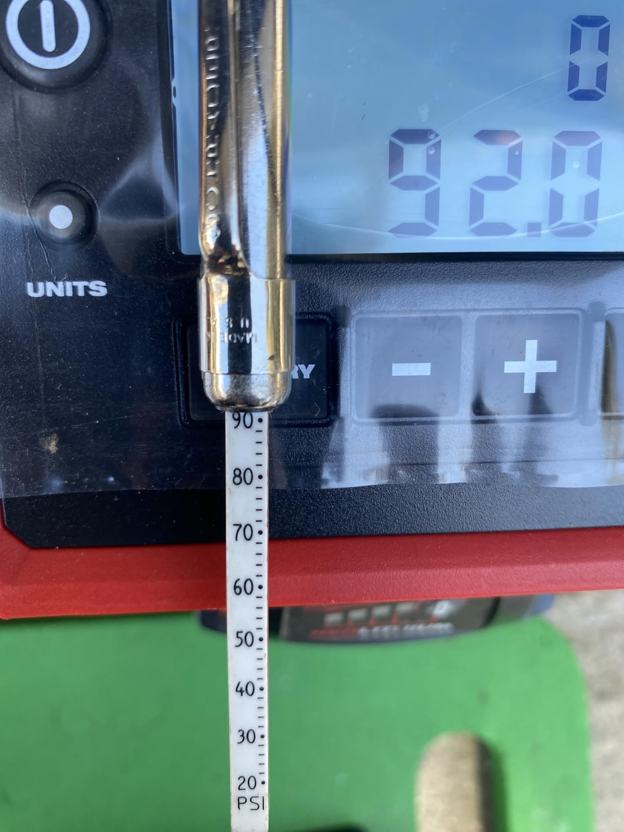 RV Tire Pressure Monitoring System -TPMS Tire Pressure Monitor with 6 Sensors,M12-3 TPMS Solar Charge & USB Color LCD Display, 0-9.9BAR/144PSI Range, 6 Alarm Modes for RV/Trailer/Truck IP67 customer photo 2