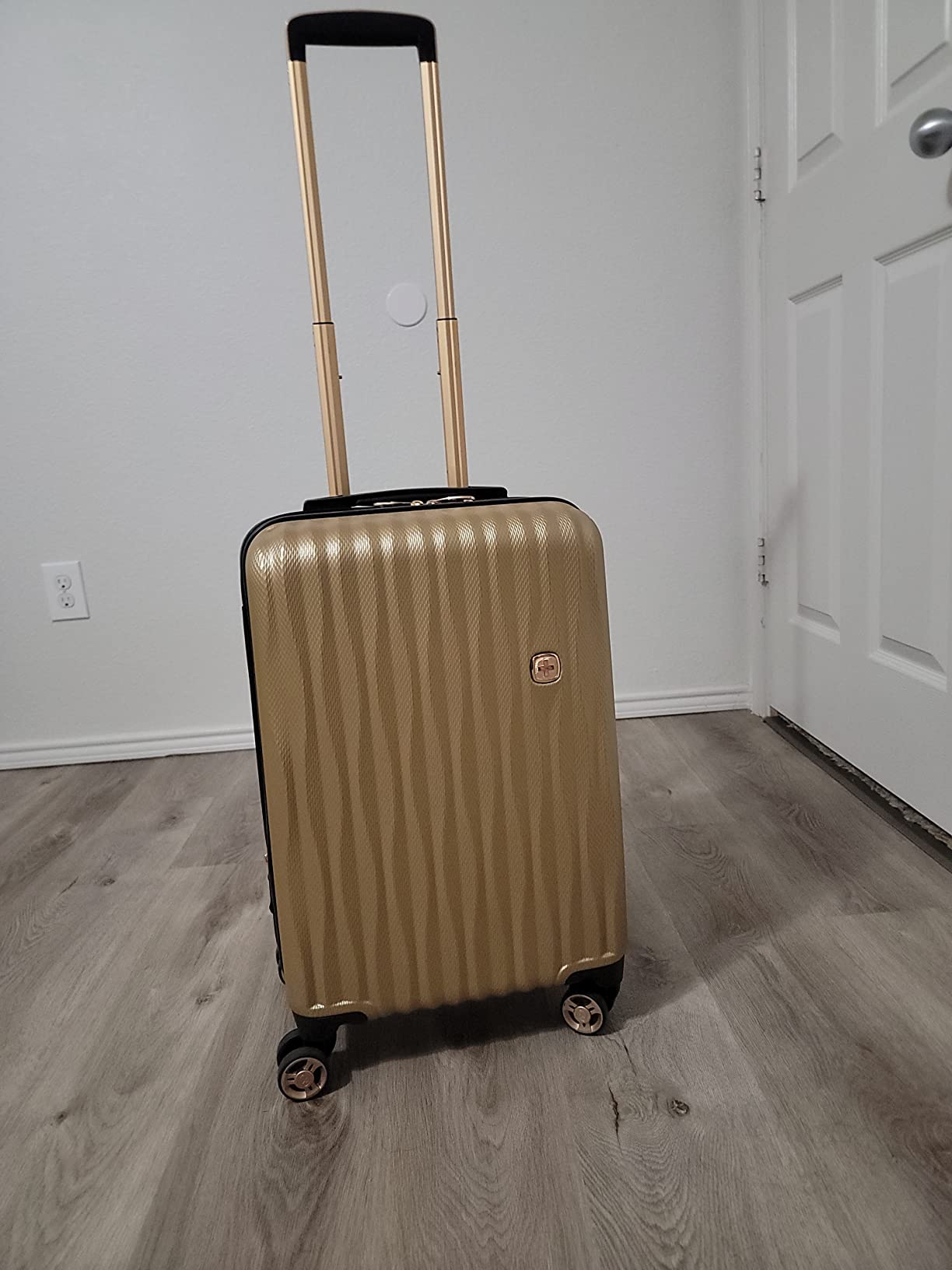 SwissGear 7272 Energie Expandable Hardside Luggage with Spinner Wheels and TSA Lock, Light Gold, 3-Piece Set (19/24/27) customer photo 2