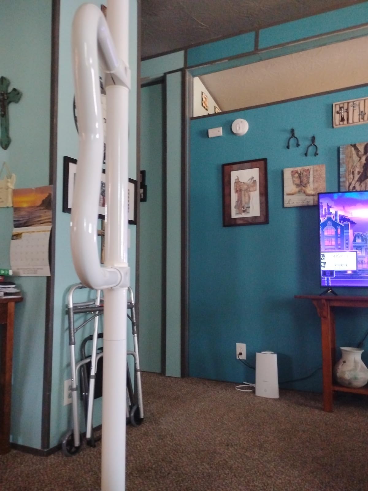 VEVOR Floor-to-Ceiling Transfer Pole, Tension Mounted Bathroom Grab Bar with Anti-Slip Curve Handle, 300 Lbs Capacity Security Pole for Elderly, Ideal Senior Safety Pole for 7-10 Ft Ceilings, White customer photo 1