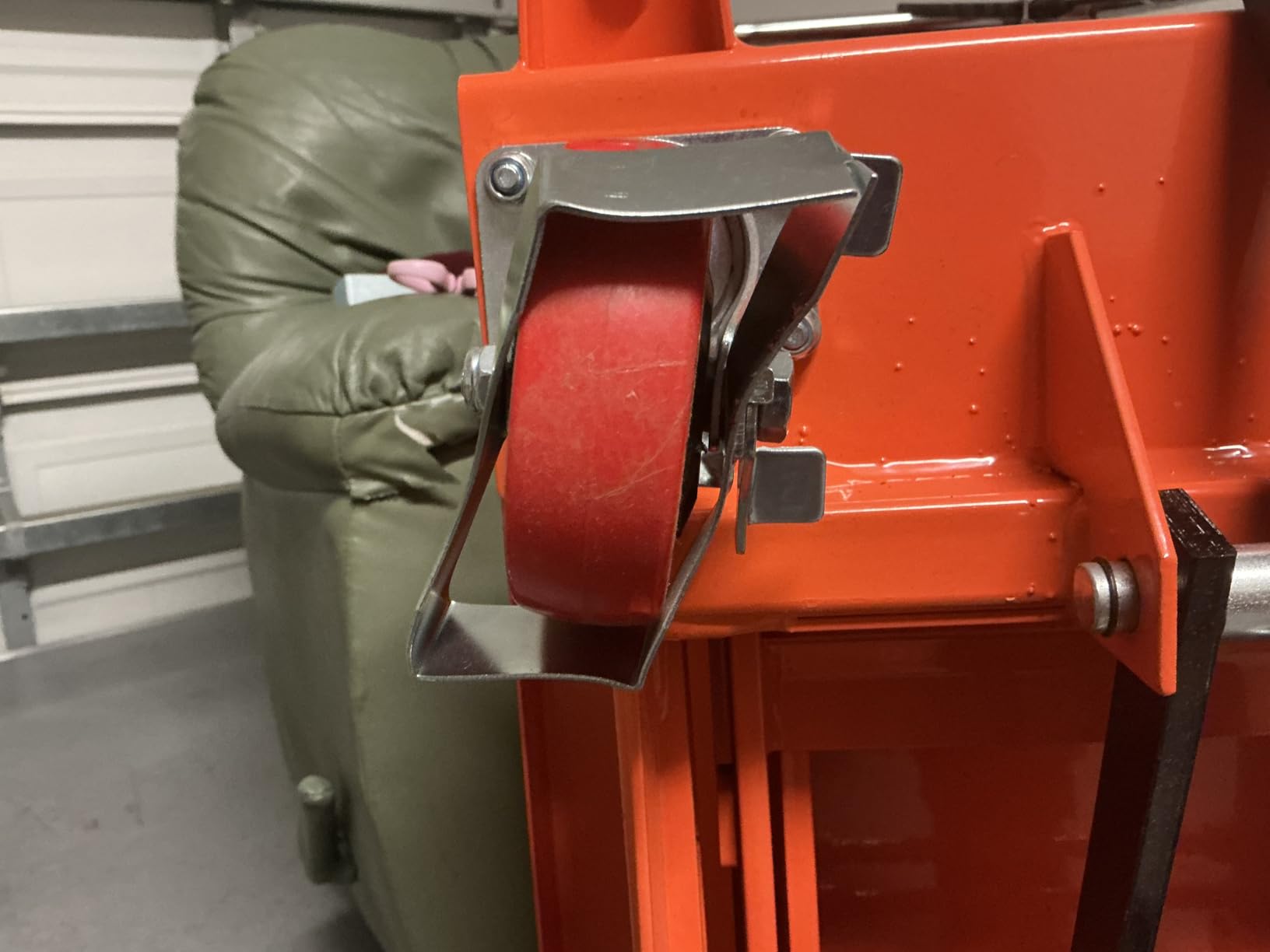 VEVOR Hydraulic Lift Table Cart, 330lbs Load Capacity 50 Inch Lifting Height, Manual Single Scissor Lift Table with Non-Slip Pad and 4 Wheels, Alloy Steel, Orange customer photo 2