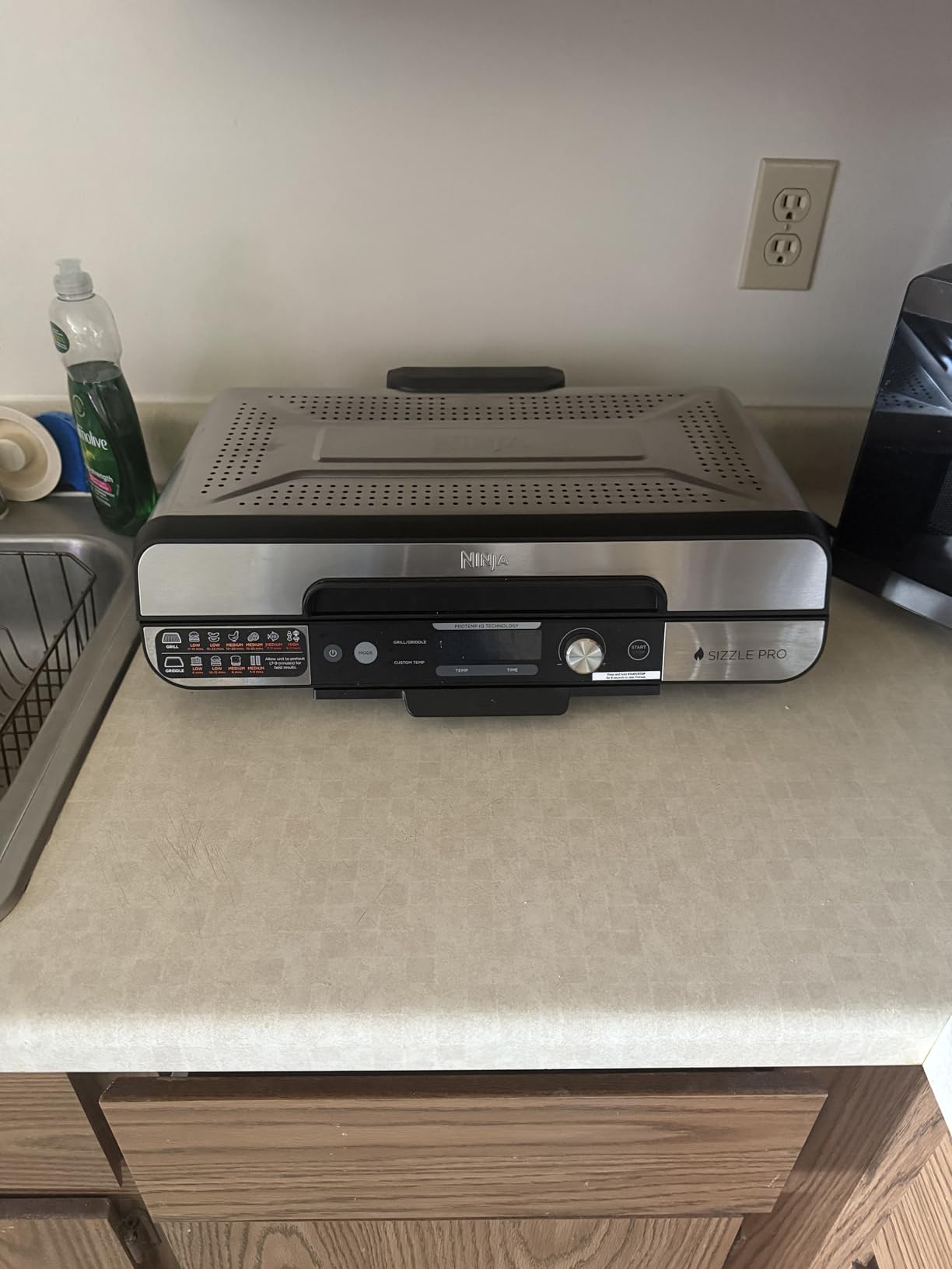 Ninja Sizzle Pro XL 20-Inch Indoor Griddle + Grill, Detachable Ventilated Lid, Grease Control, Ceramic Nonstick Plates, Even Edge Cooking, Extra Large Capacity, Versatile, Silver, GX101 customer photo 1