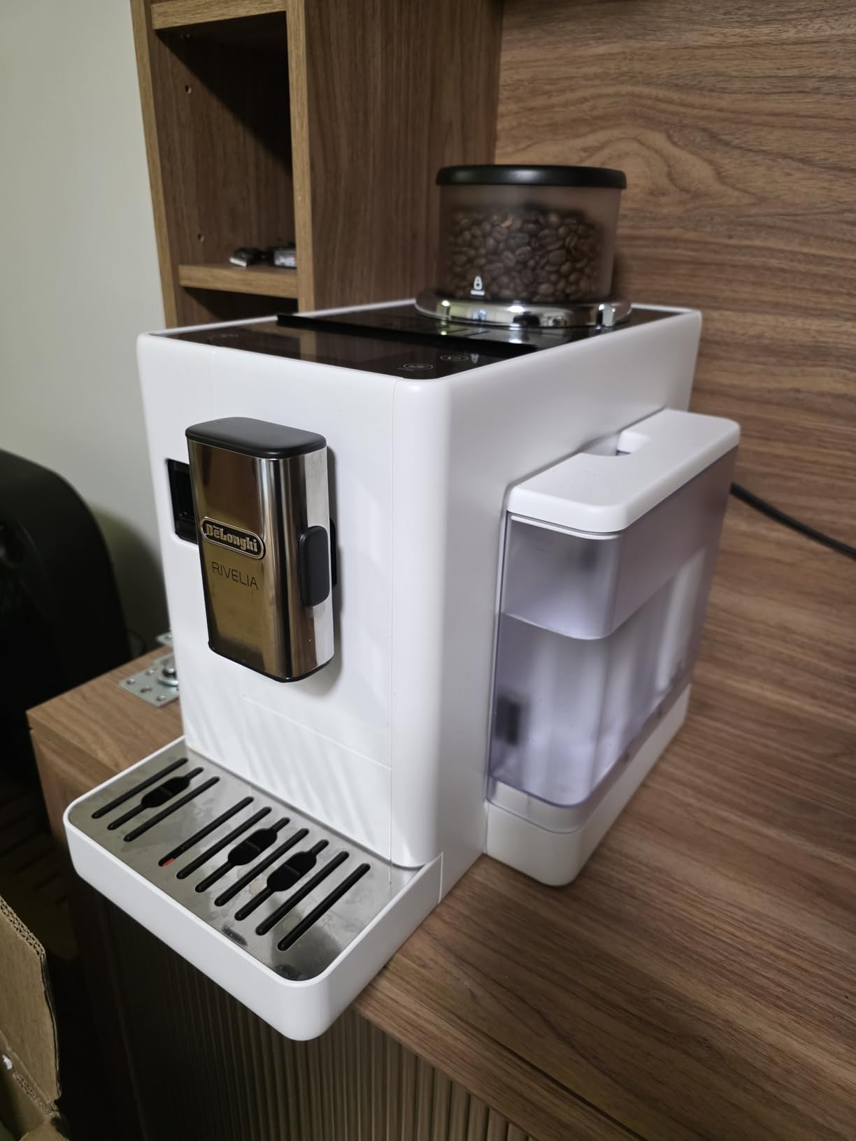 De'Longhi Rivelia Automatic Espresso Machine with Grinder & Milk Frother - All-in-One Coffee Maker, Hot & Iced Latte, Cappuccino, Bean Switch System, Burr Grinder, Compact Italian Design, Black customer photo 2