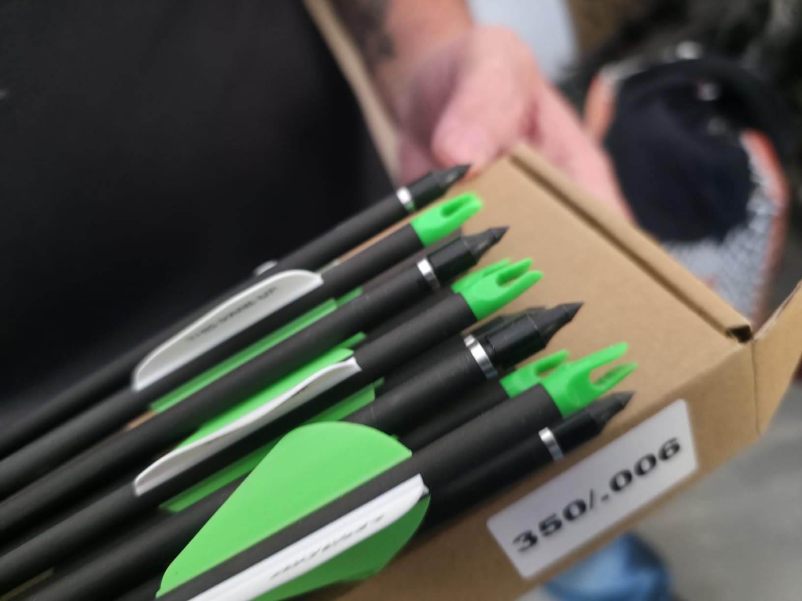 LWANO 32 Carbon Arrows Archery Target Practice Hunting Arrows with Shaft Spine 400 with Removable Tips for Compound & Recurve Bow (Pack of 12) customer photo 1