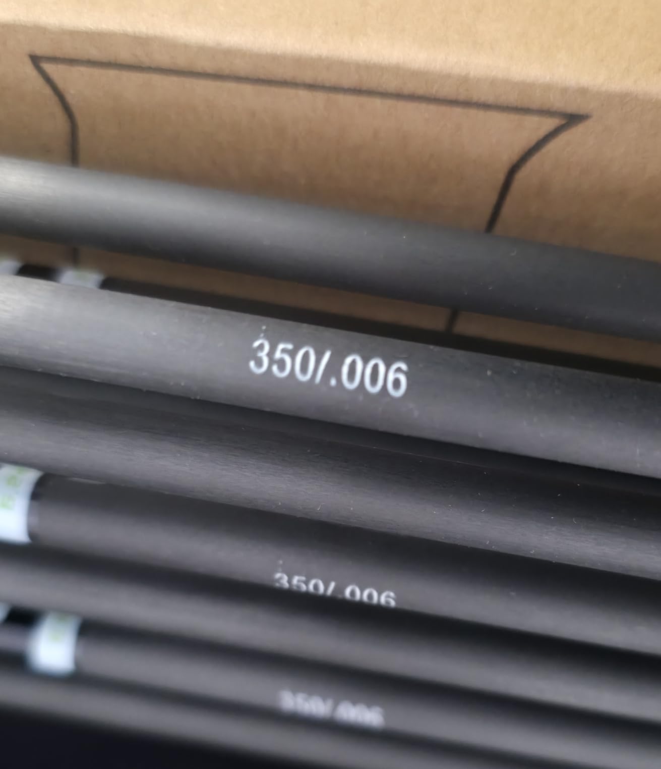 LWANO 32 Carbon Arrows Archery Target Practice Hunting Arrows with Shaft Spine 400 with Removable Tips for Compound & Recurve Bow (Pack of 12) customer photo 2