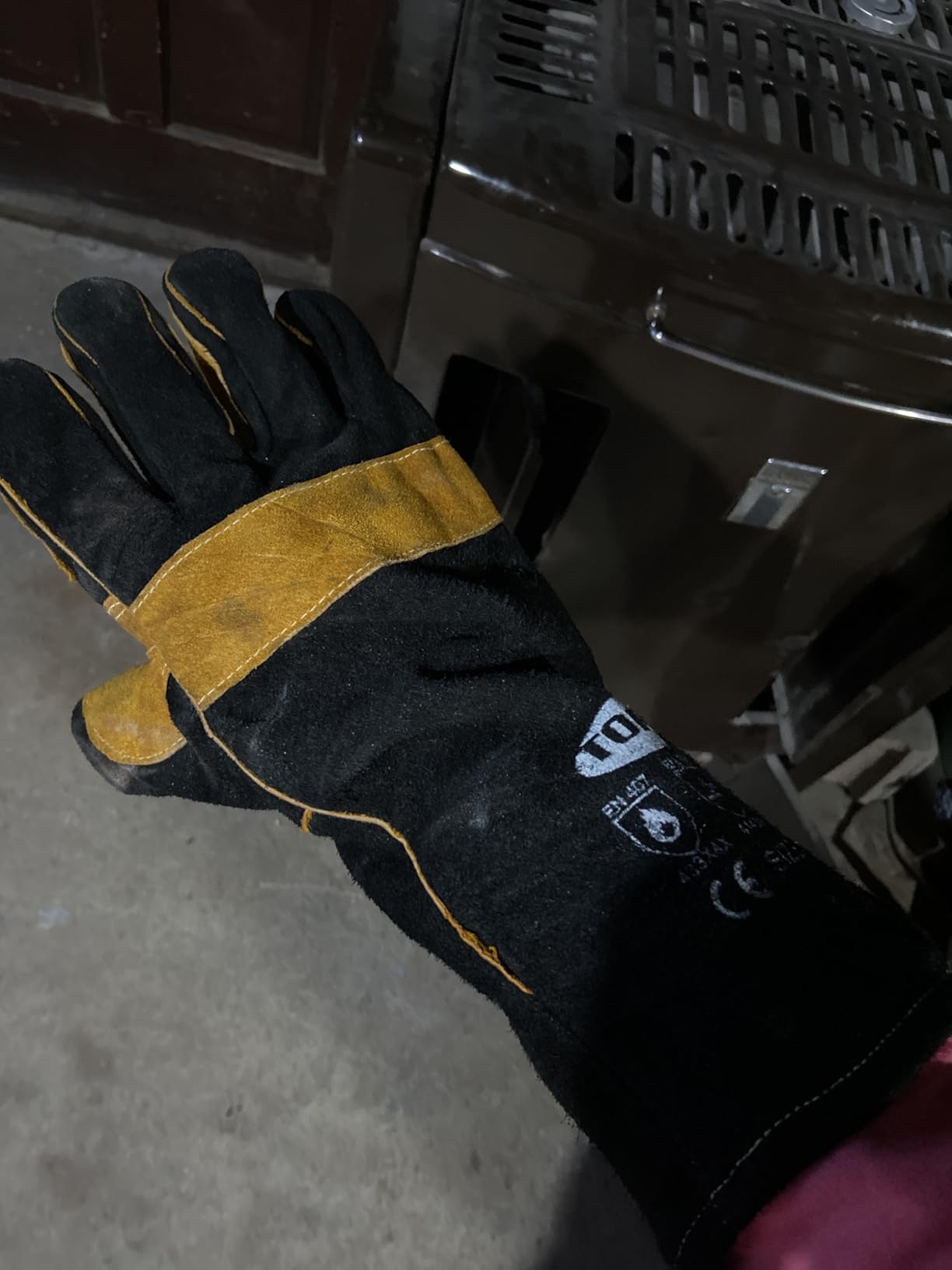 TOPDC Welding Gloves 14 Inches Fire/Heat Resistant Leather For Mig,Tig,Stick,Forge,BBQ,Grill, Fireplace,Wood Stove, Furnace,Pot,Oven (14 Inch-Red) customer photo 2