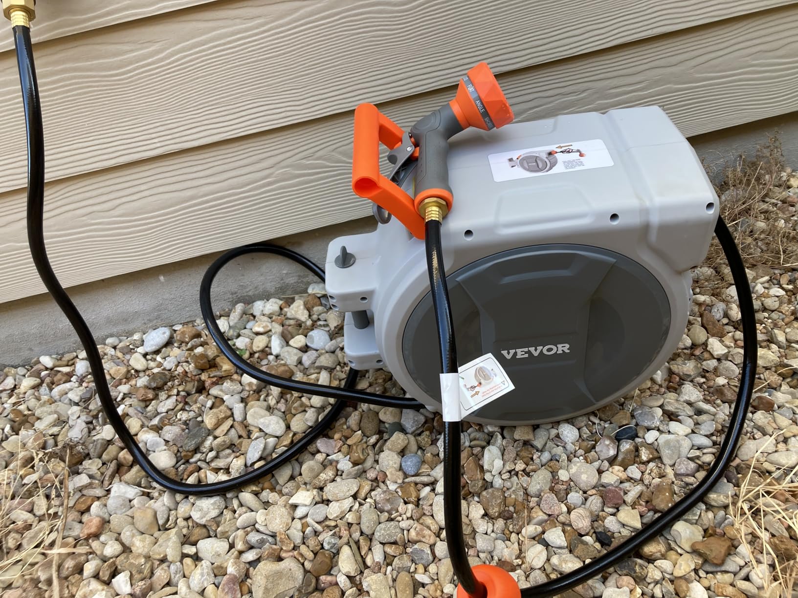 VEVOR Retractable Garden Hose Reel, 5/8 Inch x 100 ft Wall Mounted Hose Reel, Heavy Duty Garden Hose Reel with 9 Patterns Nozzle, Any Length Lock, Upgraded Slow Return System and 180 Degree Swivel Bracket customer photo 1