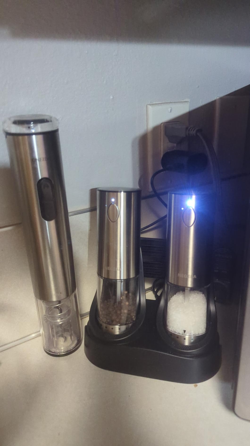 Electric Salt and Pepper Grinder Set with Rechargeable Base - Automatic Refillable Electric Salt and Pepper Shakers with Large Capacity, LED Light & Adjustable Coarseness, Black customer photo 1