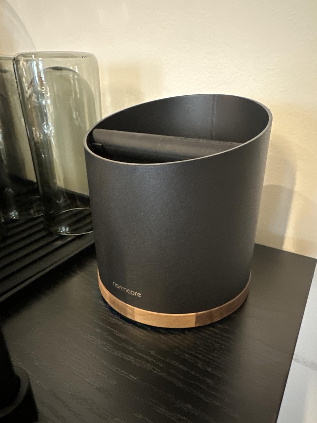 Normcore Espresso Knock Box, 1L Capacity Holds 20-25 Espresso Pucks, Stainless Steel with Walnut Non-Slip Base, Knock Bin For Home Baristas, Black customer photo 1