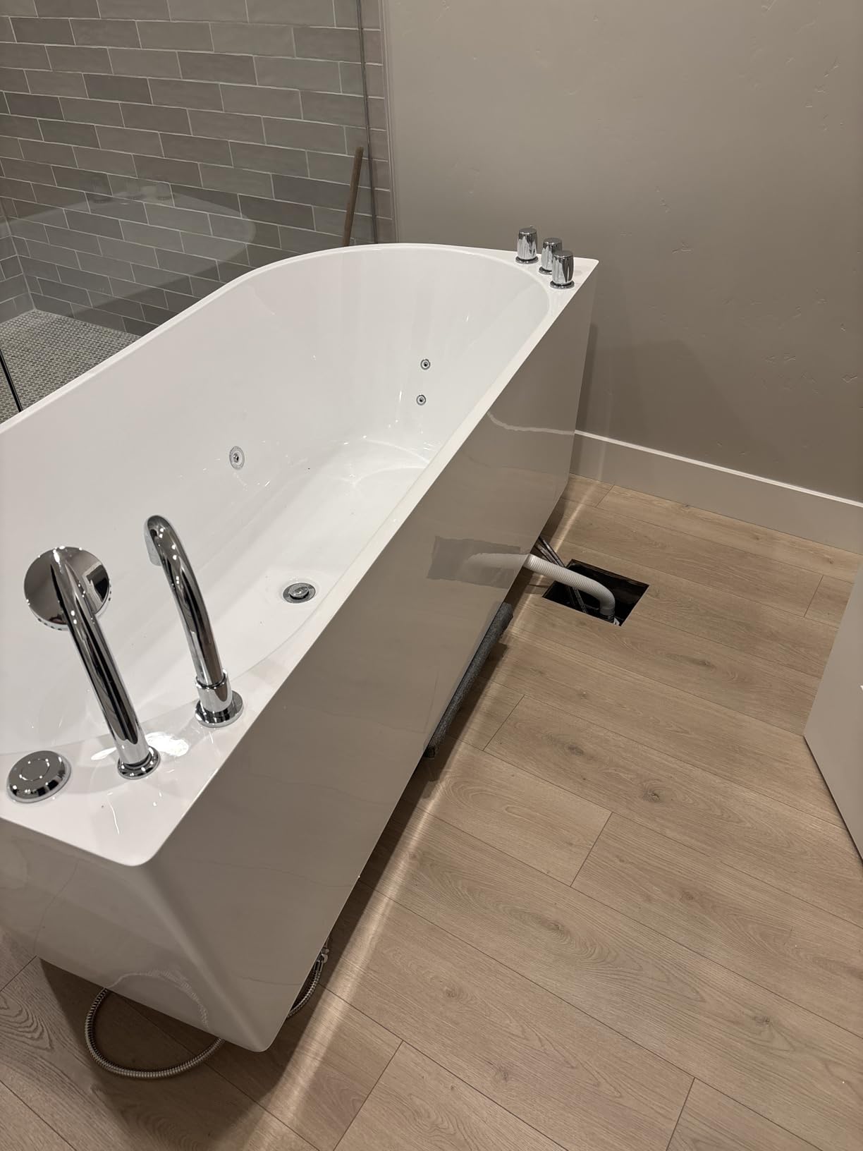 Empava 71 in. Acrylic Freestanding Tub Hydromassage Gracefully Oval Shaped Whirlpool 8 Water Jets Soaking SPA, Double-Ended Massage Bathtub with Two Black Pillow customer photo 1