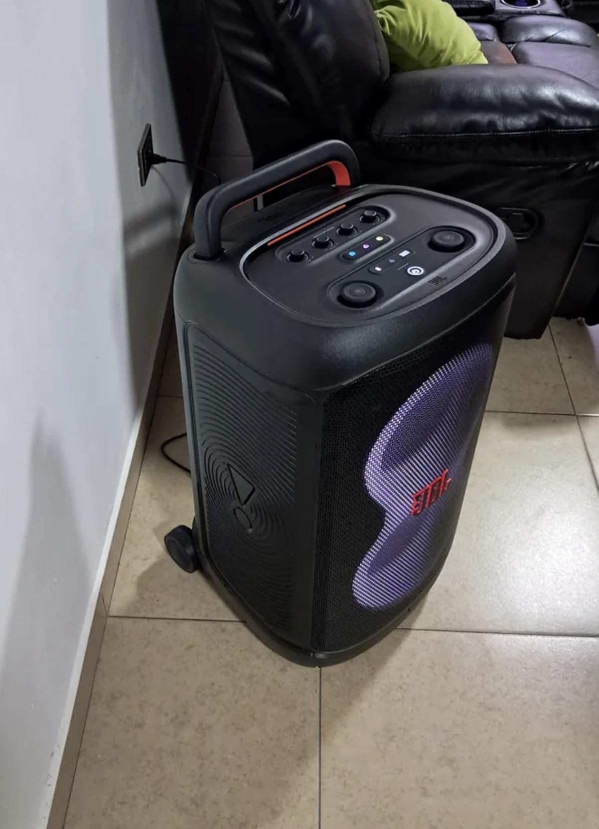 PartyBox 520 - Portable Battery-Powered Party Speaker with AI Sound Boost, Up to 15 Hours of Play time, IPX4 Splash Proof, Multi-Speaker Connection by Auracast, and Telescopic Handle (Black) customer photo 1