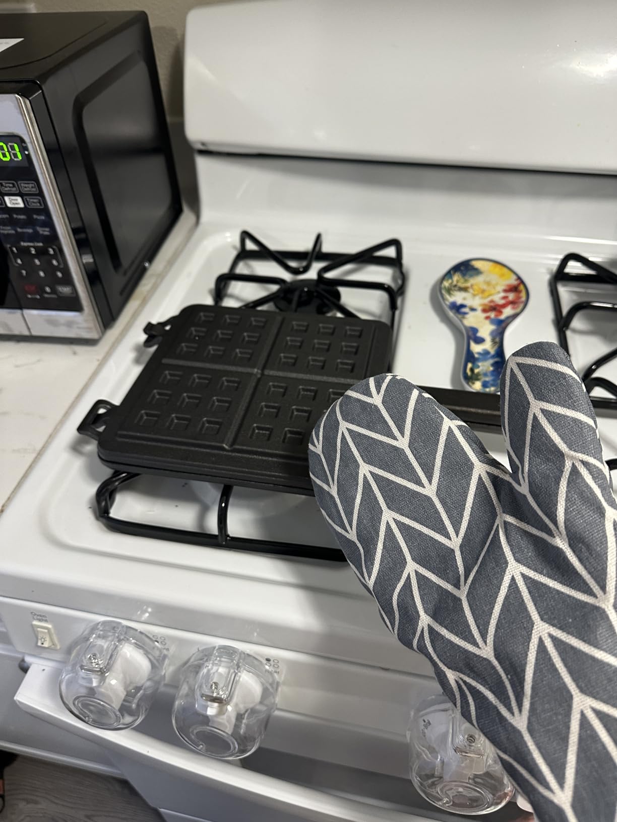 Sircles Cast Iron Waffle Maker - Makes 4 Square Belgian Waffles - Non Electric - Heavy Duty customer photo 1