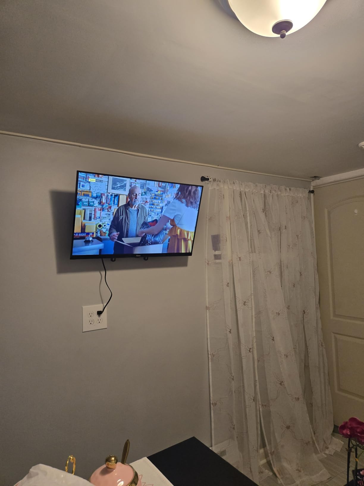 Smart TV - 24-Inch Select Series, 720p HD TV - Roku TV with Voice Remote - Flat Screen LED Television with Wi-Fi for Streaming Live Local News, Sports, Family Entertainment customer photo 1