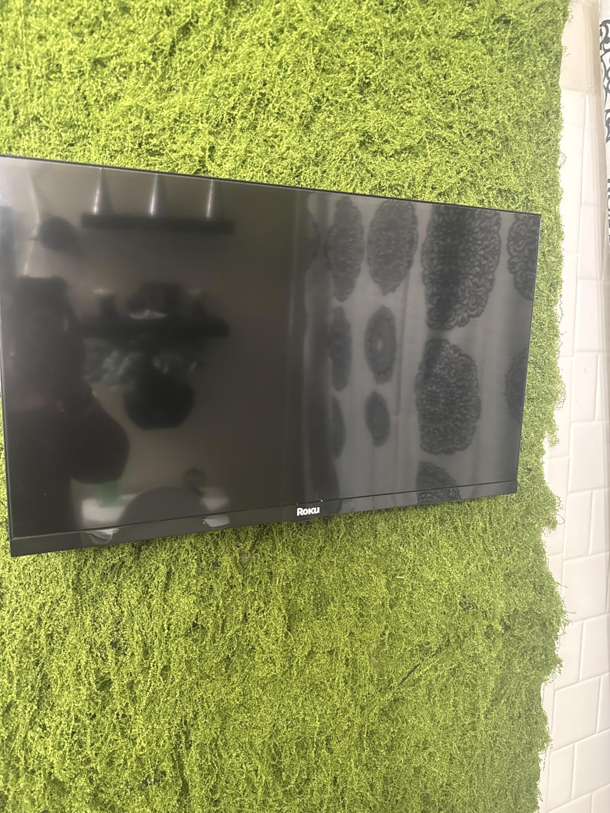 Roku Smart TV - 32-Inch Select Series, 1080p Full HD TV - Roku TV with Voice Remote - Flat Screen LED Television with Wi-Fi for Streaming Live Local News, Sports, Family Entertainment customer photo 1