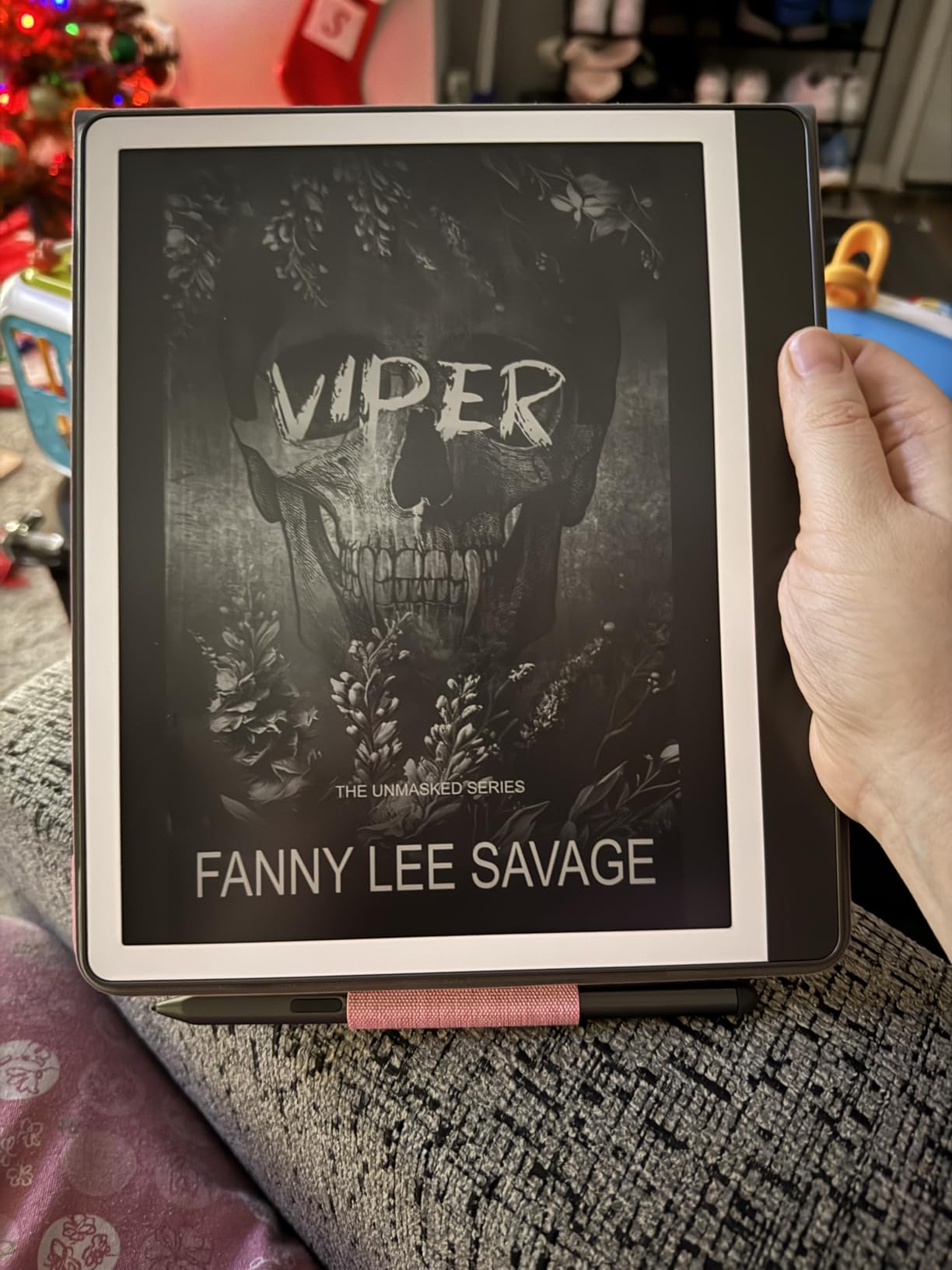 New Amazon Kindle Scribe Essentials Bundle including New Kindle Scribe (64 GB) - Tungsten, Premium Pen, Fabric Folio-Denim, and Power Adapter customer photo 1