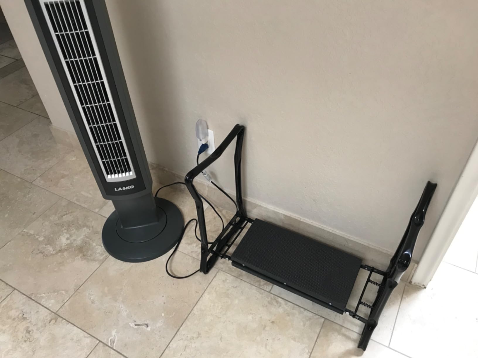 VEVOR Garden Kneeler and Seat Heavy Duty, Portable Garden Stool with 6'' EVA Kneeling Pad and 2 Tool Bags, Folding Garden Bench to Relieve Knee & Back Pain, Great Gifts for Seniors, Family Gardeners customer photo 2