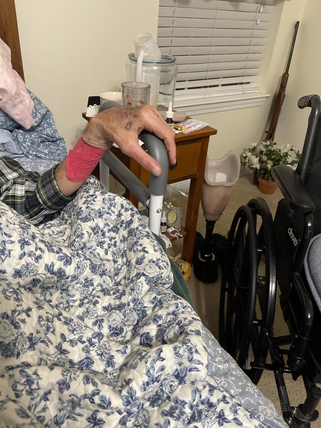 Bed Rails for Elderly Adults - 350LBS Heavy Duty Bed Assist Rail with Non-Slip Bedside Handle, Fall Prevention Safety Cane with Storage Pocket for Seniors, Fits King/Queen/Full/Twin Beds customer photo 1