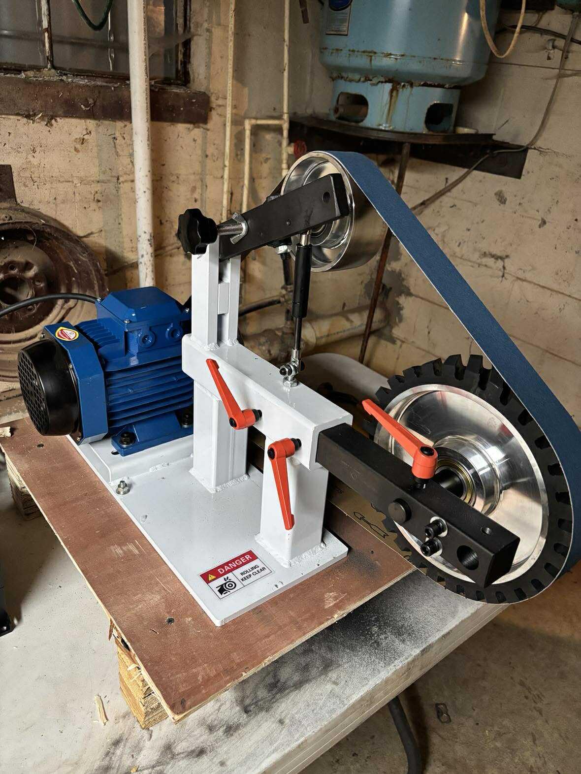 Belt Grinder Sander with VFD，2x72-inch 1500W 2HP Variable Speed Control Belt Sander with 3 Sets Grinding Tools and 3 Zirconia corundum Sanding Belts for Metalworking, Knife Making customer photo 1